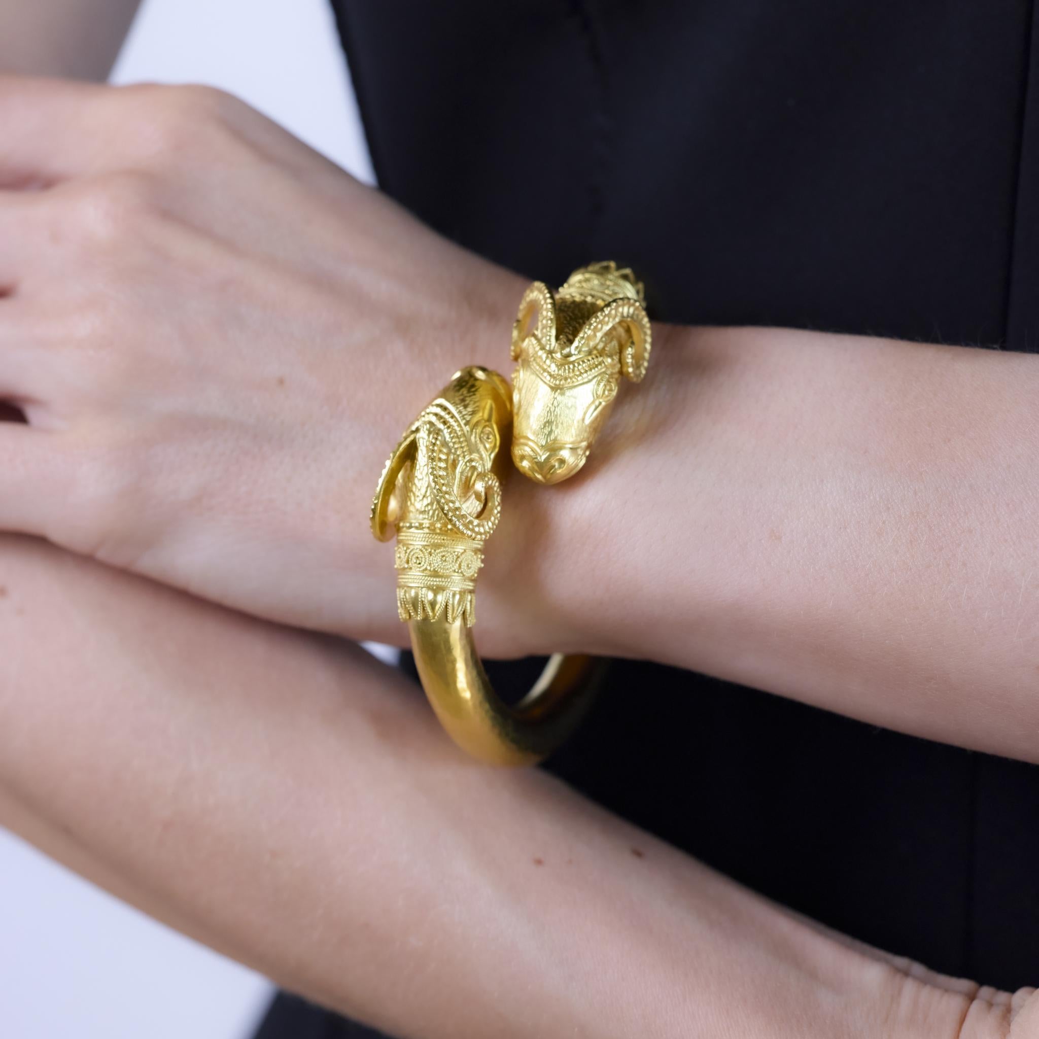 Vintage Greek 22k yellow gold ram head bangle Damen im Angebot