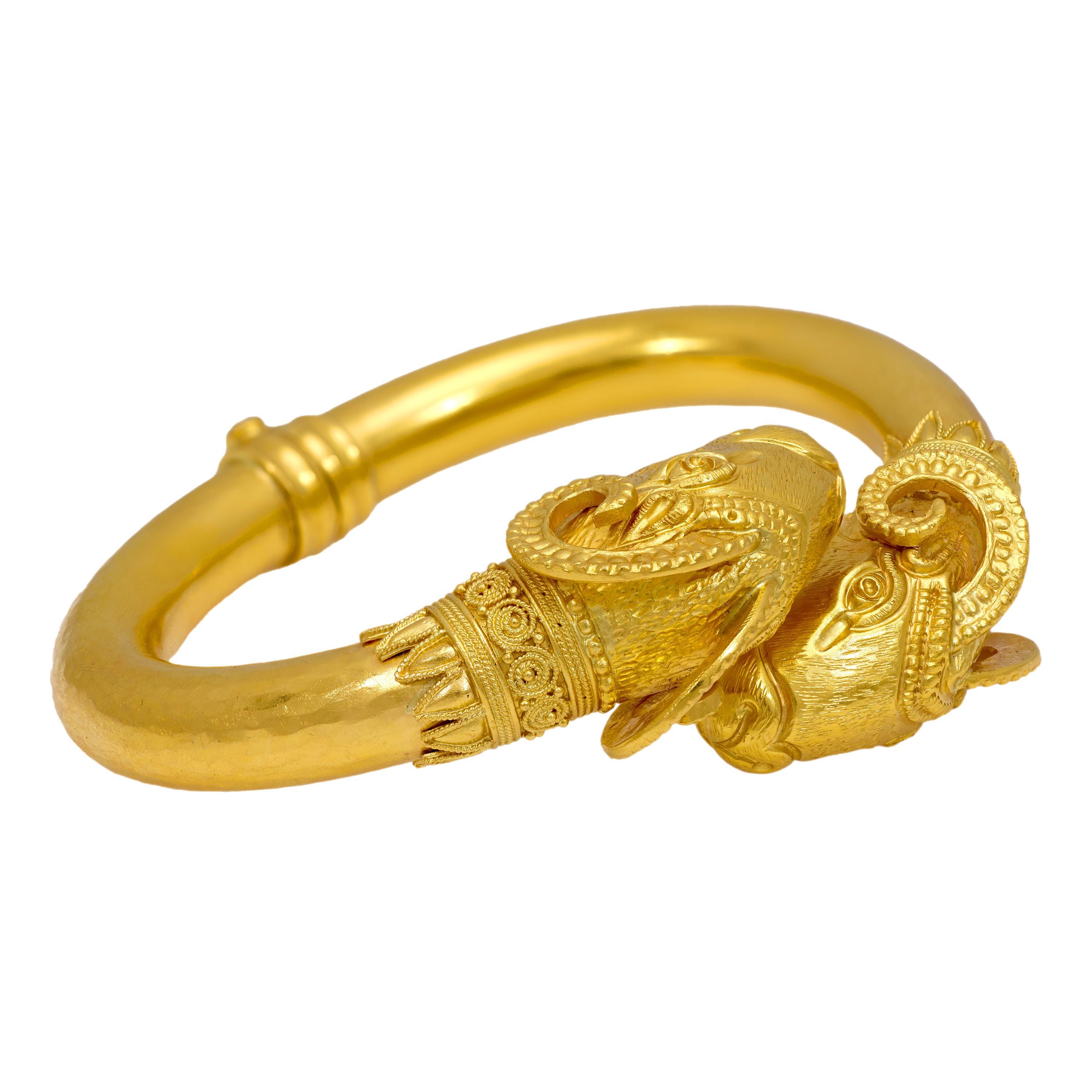 Vintage Greek 22k yellow gold ram head bangle im Angebot 1