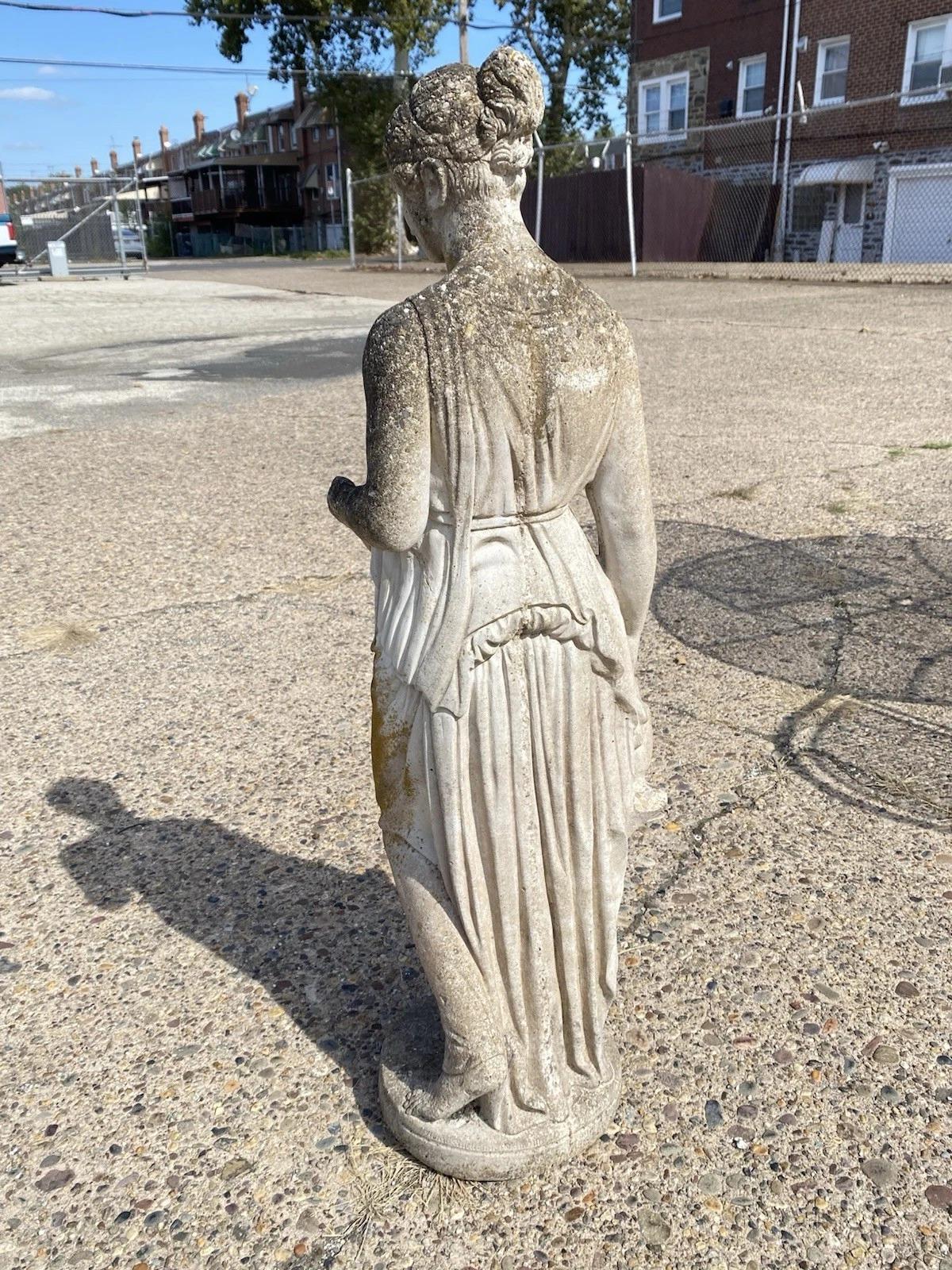 Statua da giardino d'epoca della dea greca classica Hebe, in cemento armato, da 40