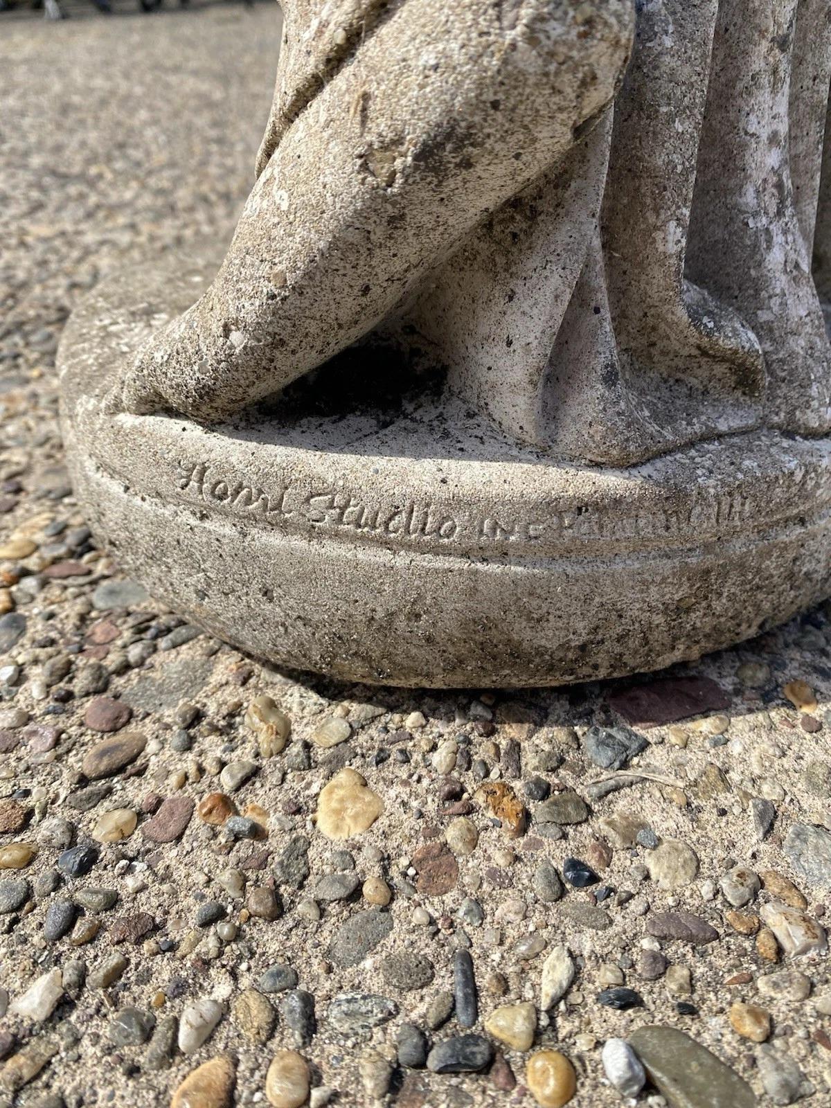 Statua da giardino d'epoca della dea greca classica Hebe, in cemento armato, da 40
