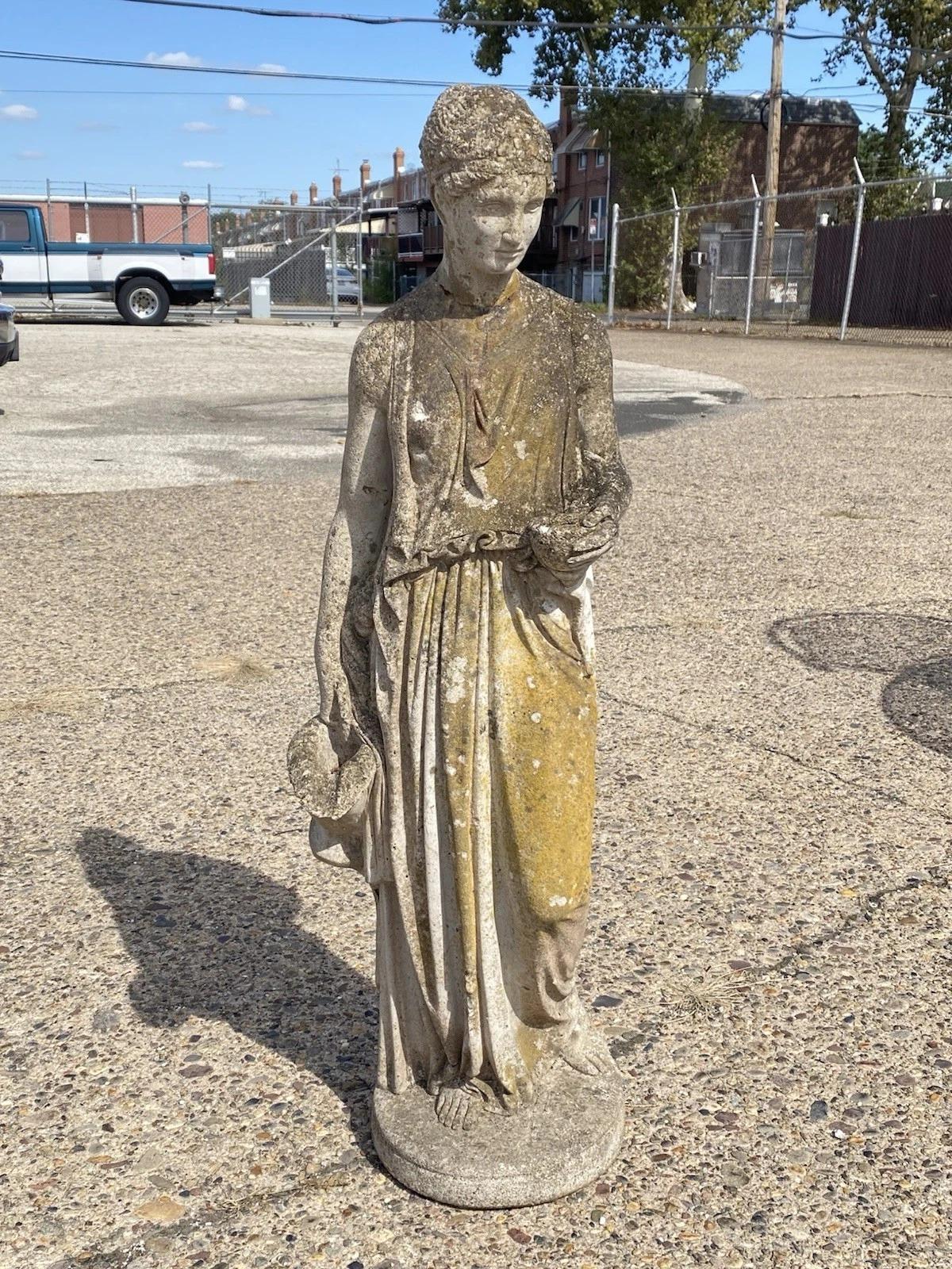 Statua da giardino d'epoca della dea greca classica Hebe, in cemento armato, da 40