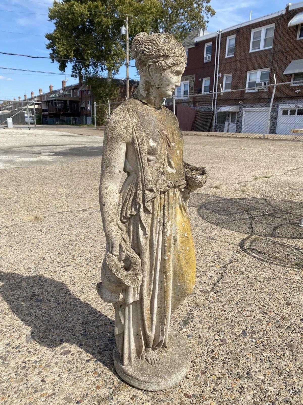 Statua da giardino d'epoca della dea greca classica Hebe, in cemento armato, da 40