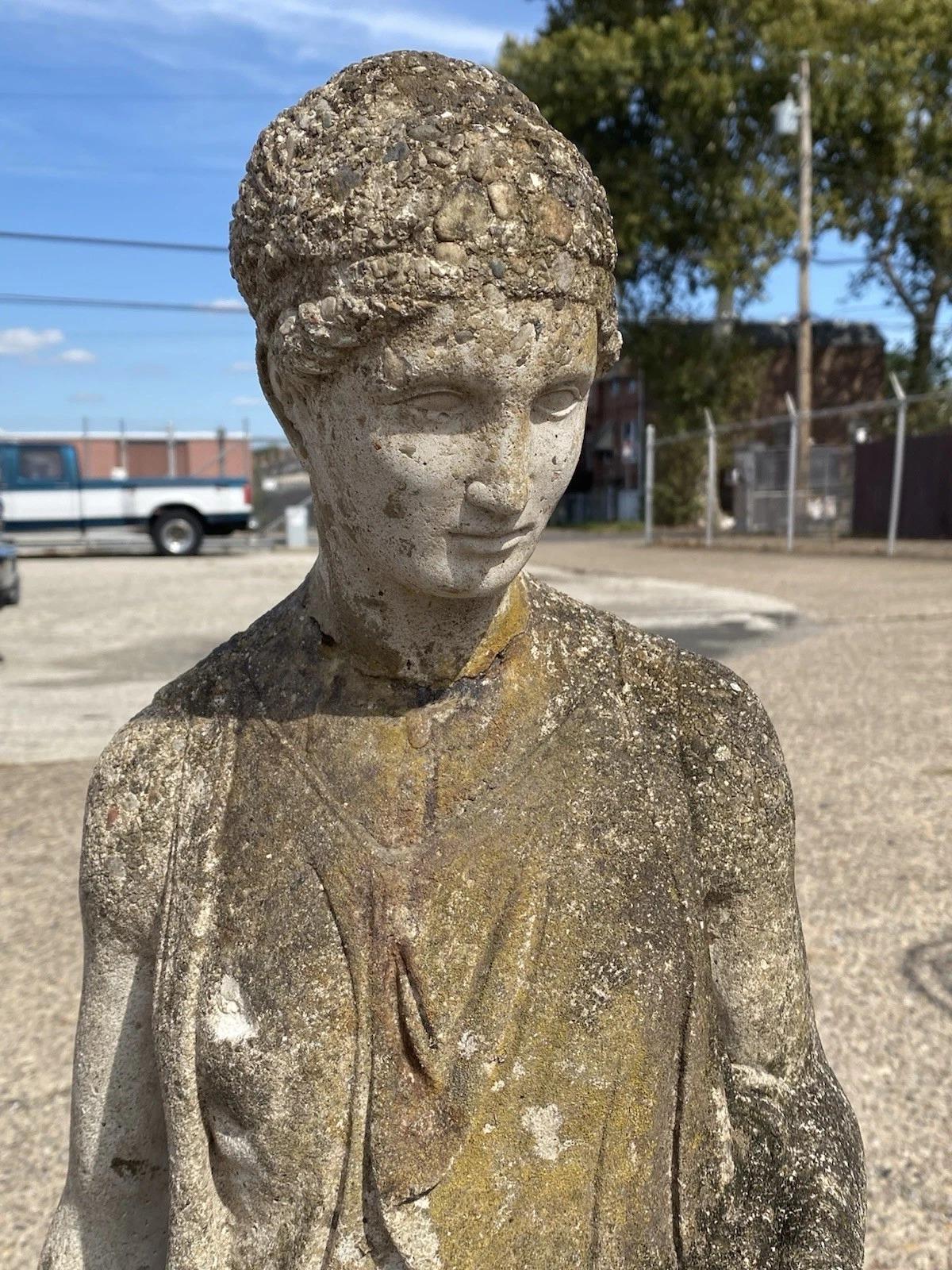 XX secolo Statua da giardino d'epoca della dea greca classica Hebe, in cemento armato, da 40