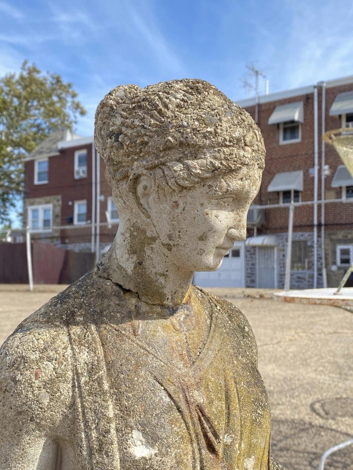 Statua da giardino d'epoca della dea greca classica Hebe, in cemento armato, da 40