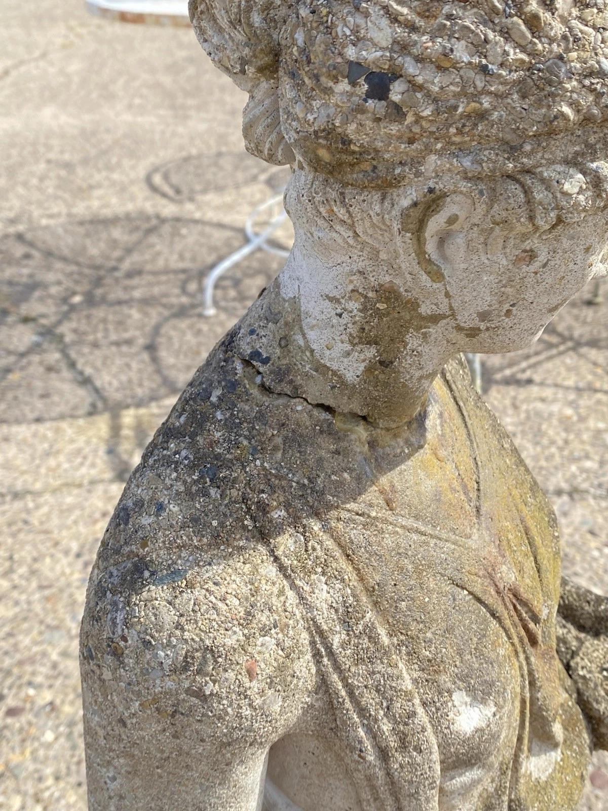 Statua da giardino d'epoca della dea greca classica Hebe, in cemento armato, da 40