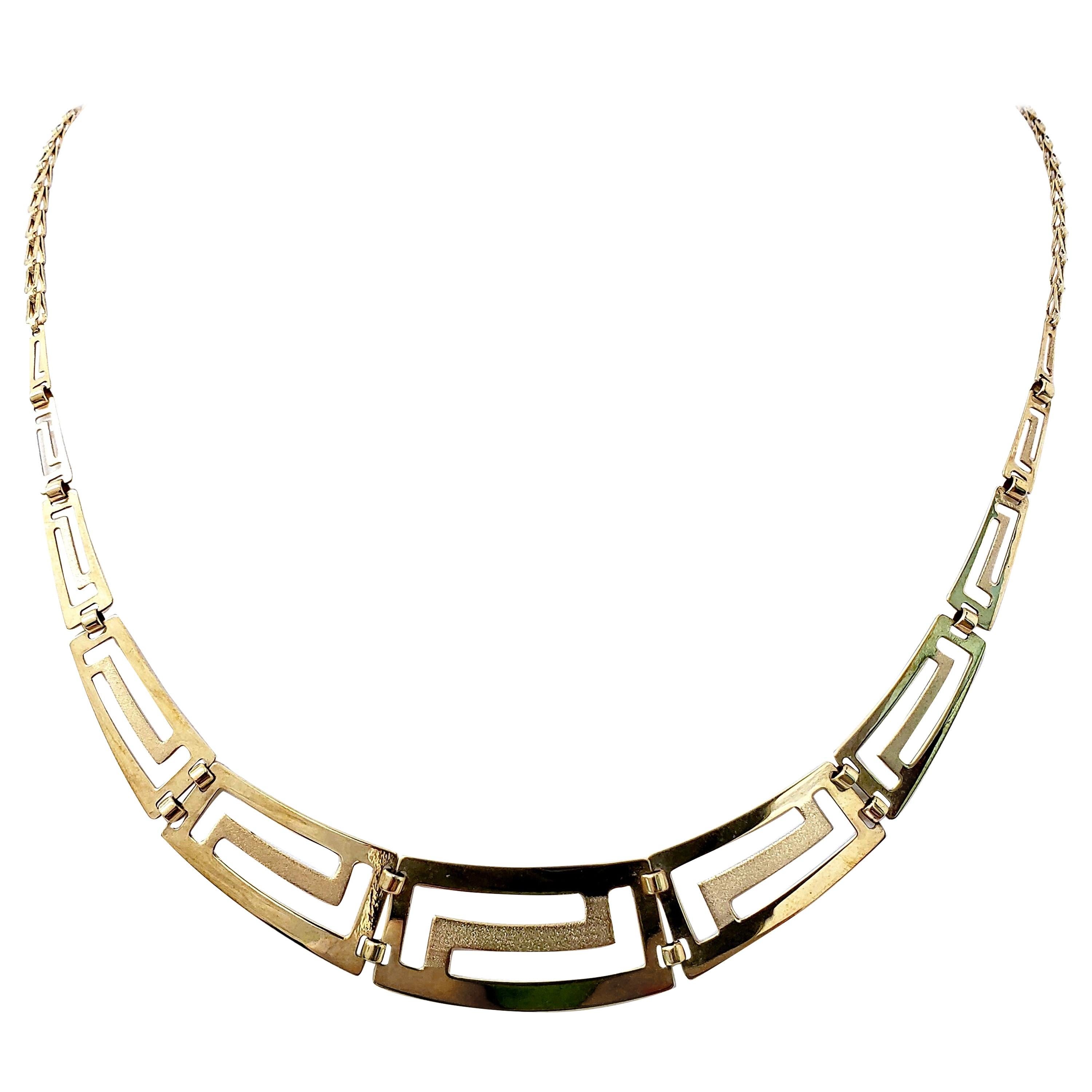 Halskette aus 14 Karat Gold mit griechischem Design und Satin-Finish im Angebot