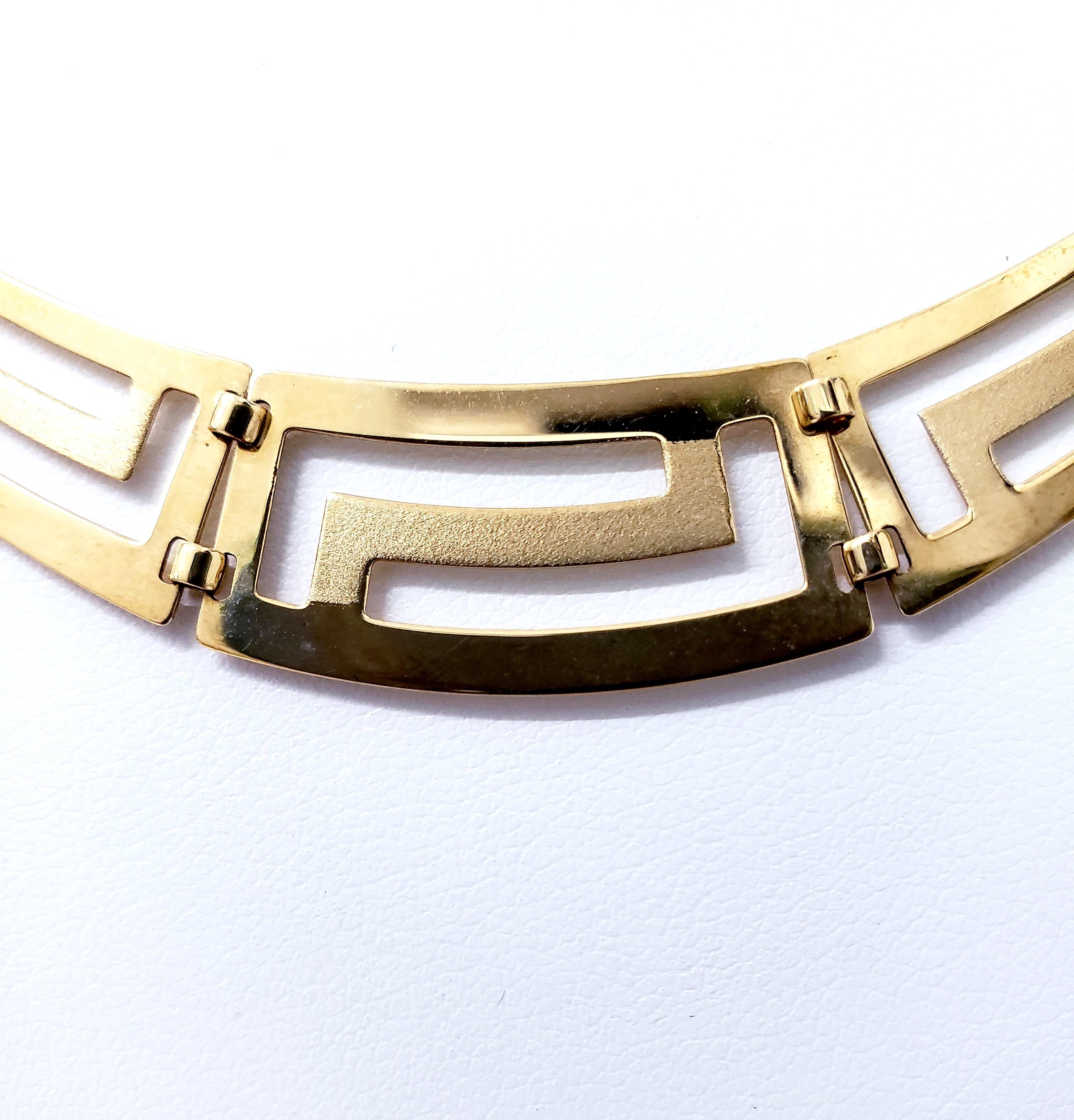 Vintage Greek Design mit Satin Finish 14k Gold Halskette. Die Länge der Halskette beträgt 16 Zoll und die Breite ca. 4 Zoll. Hergestellt in der Türkei.