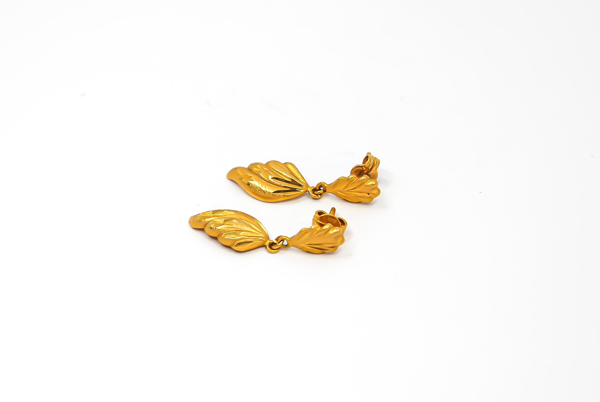 Vintage Greek Drop Earrings in 22kt Yellow Gold Dating Back to 1960s In Excellent Condition For Sale In Dubai, AE