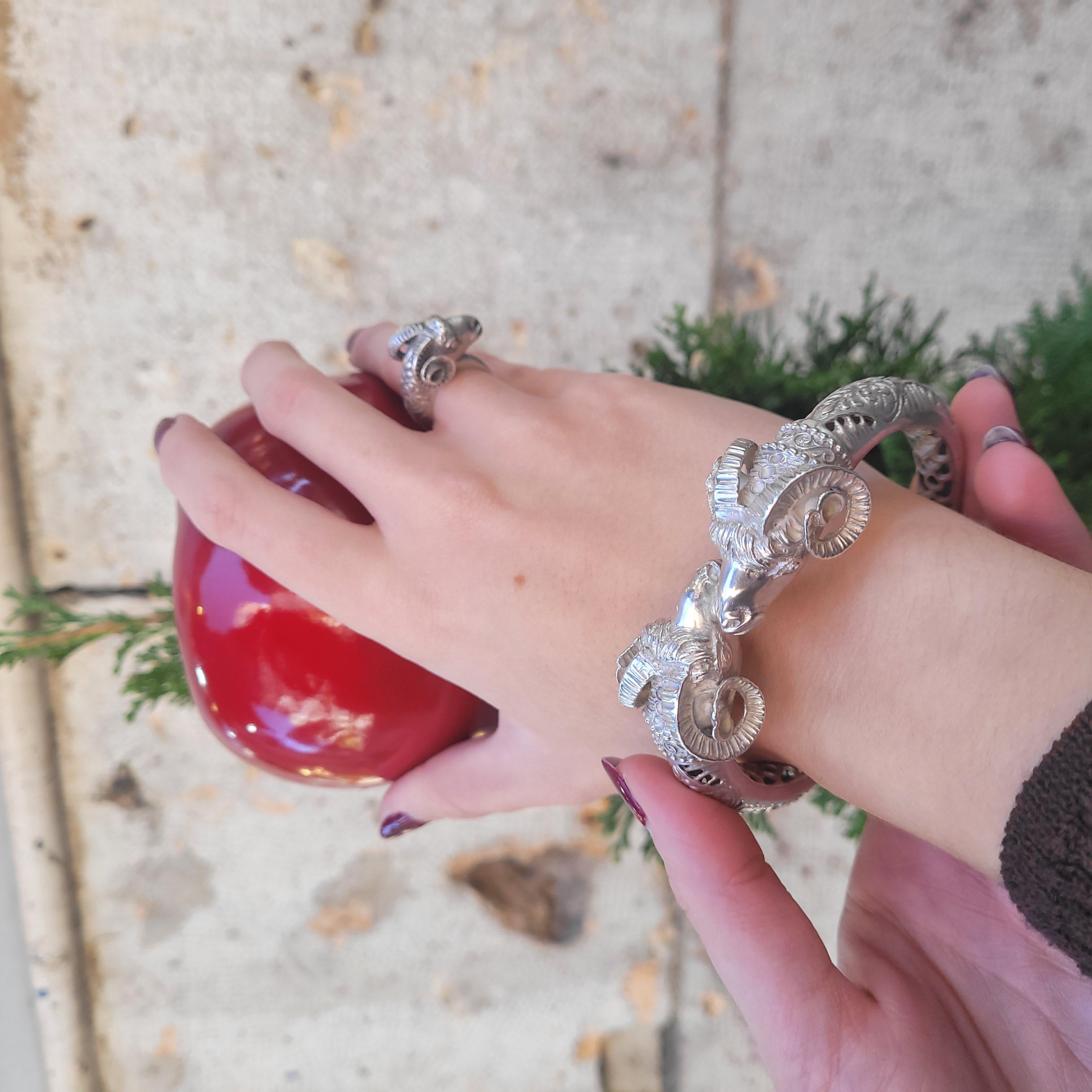 
Incredibile  bracciale rigido o bangle in argento 925 decorato con teste di ariete alle estremità, realizzato intorno agli anni Sessanta. Questo gioiello ha un carattere ellenizzante, seguendo lo stile di Ilias Lalaounis, il famoso orafo ateniese