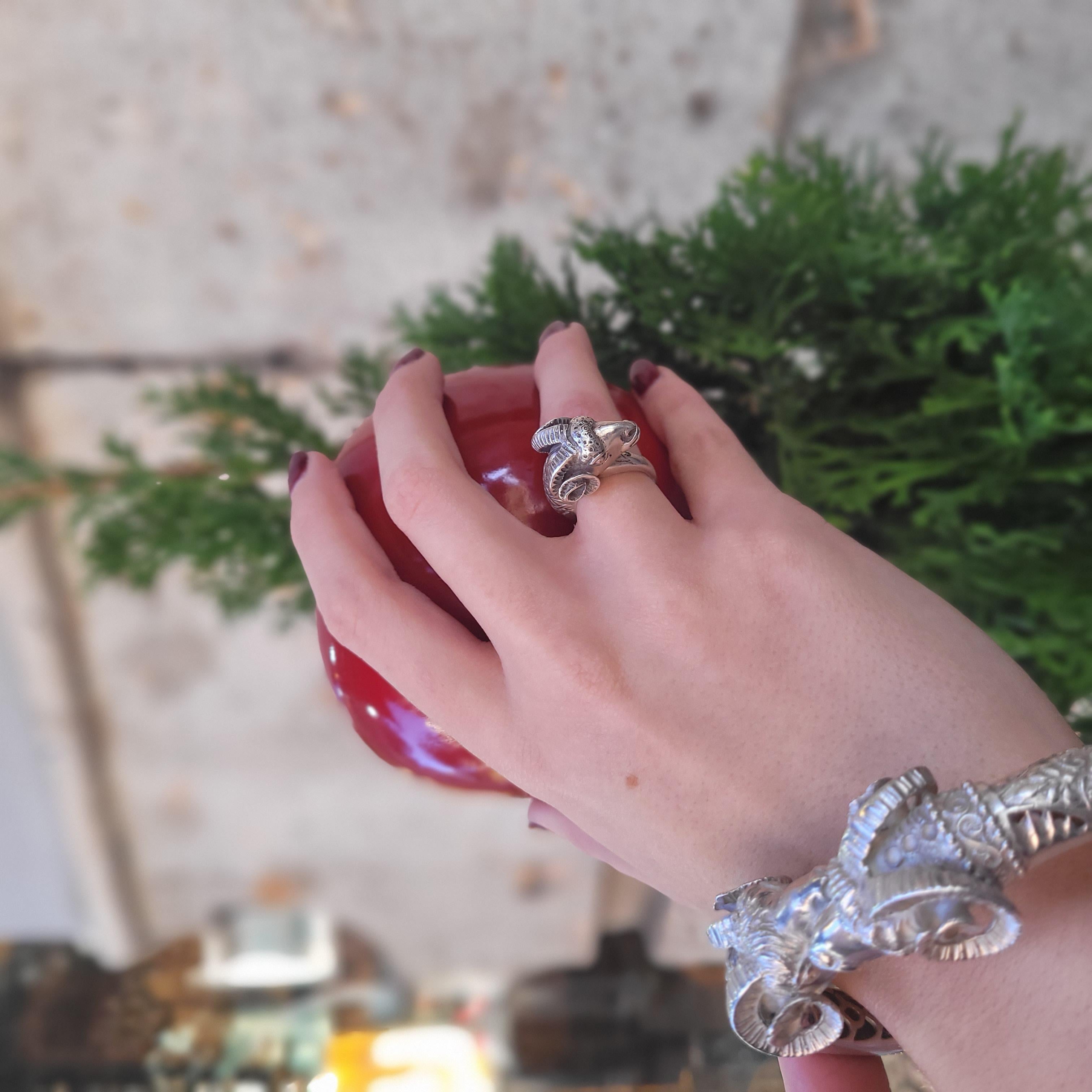 Splendido  Anello in argento sterling 925 decorato con una testa di ariete, realizzato intorno agli anni '60. Questo gioiello ha un carattere ellenizzante, seguendo lo stile di Ilias Lalaounis, il celebre orafo ateniese che ha rivitalizzato la
