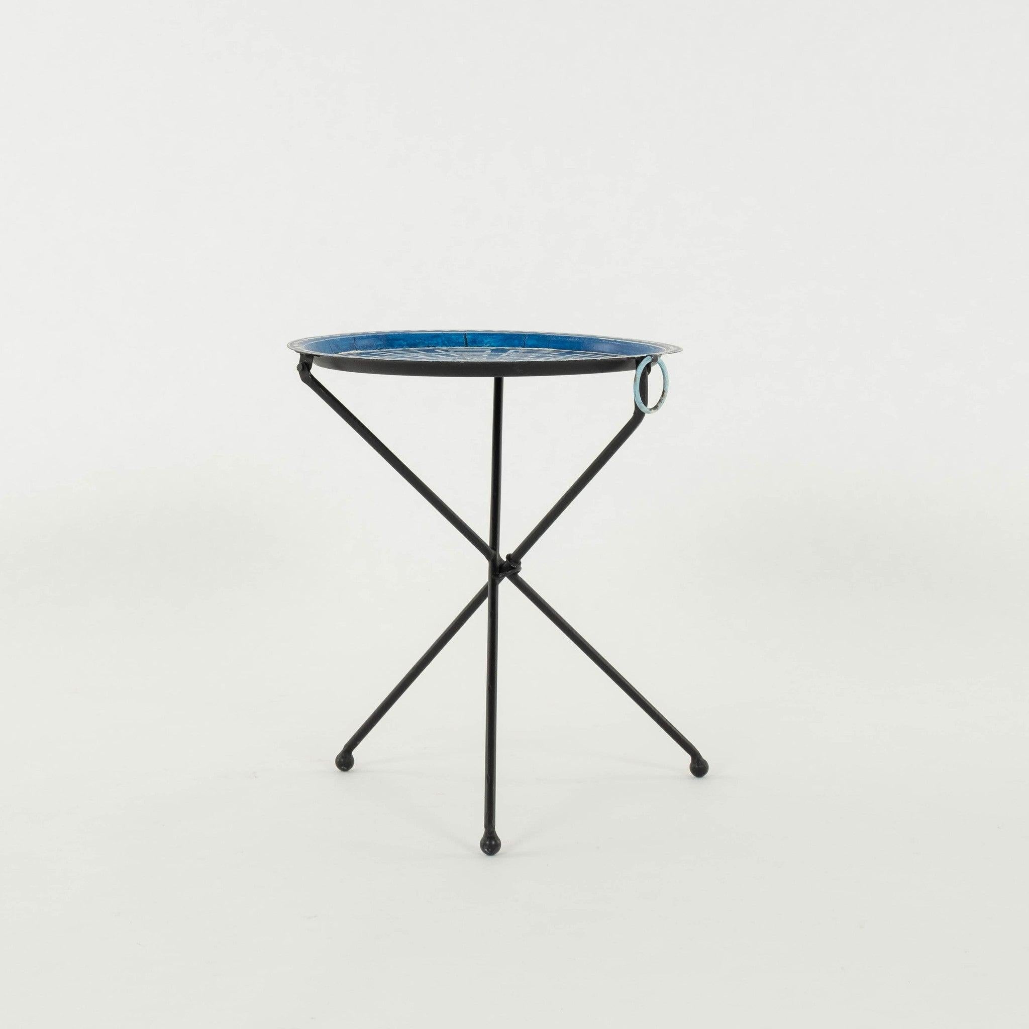 Table d'appoint en fer du 21e siècle à trois pieds avec un plateau en forme de clé grecque peint à la main en bleu et blanc.