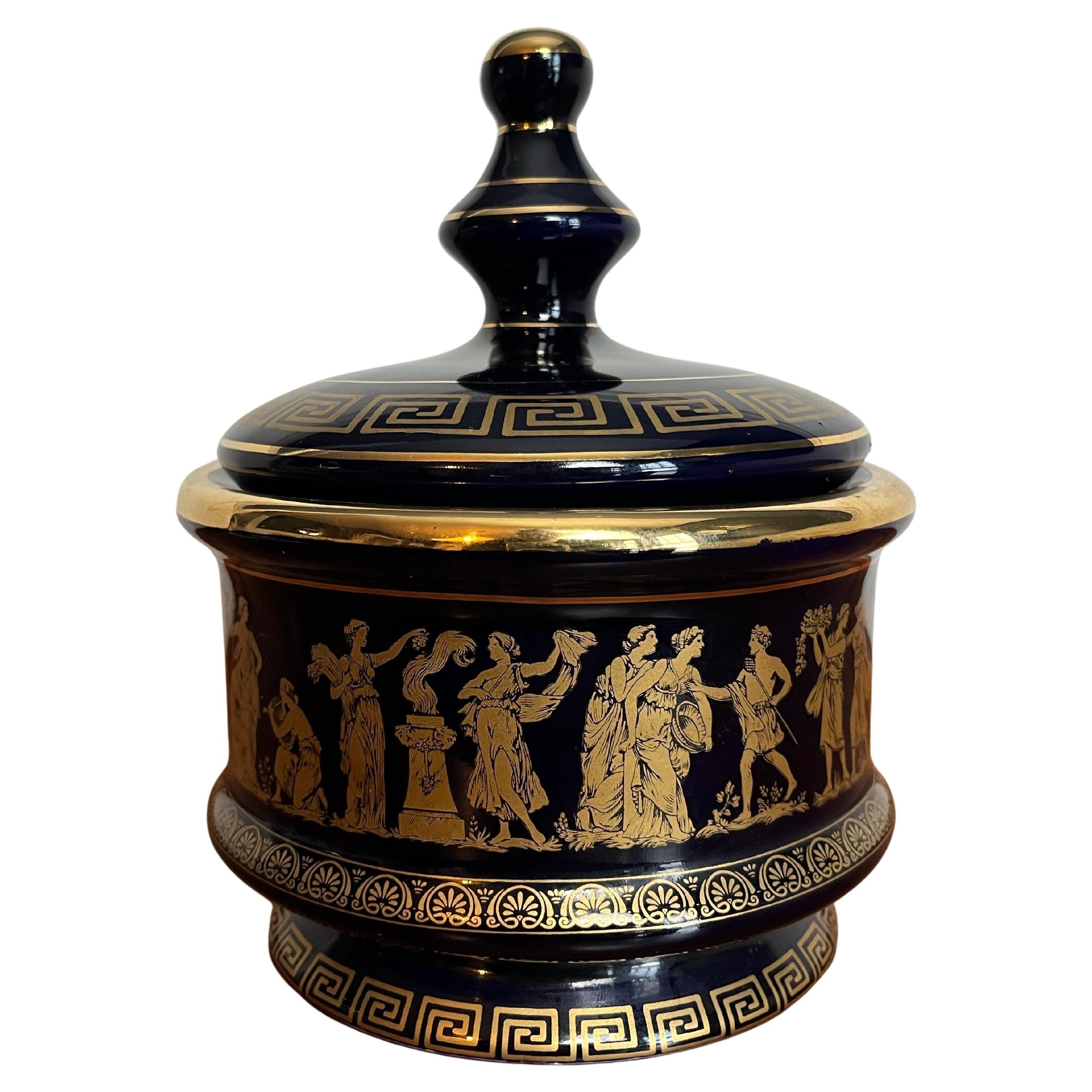 Piatto con coperchio a chiave greca vintage
