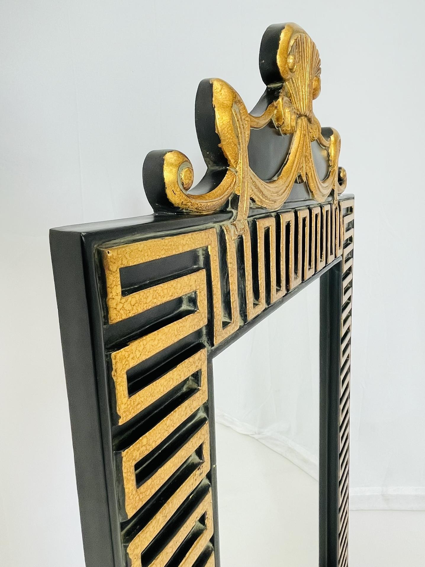 Vieux miroir à clé grecque en bois massif avec dorure  attb de Maitland Smith en vente 4