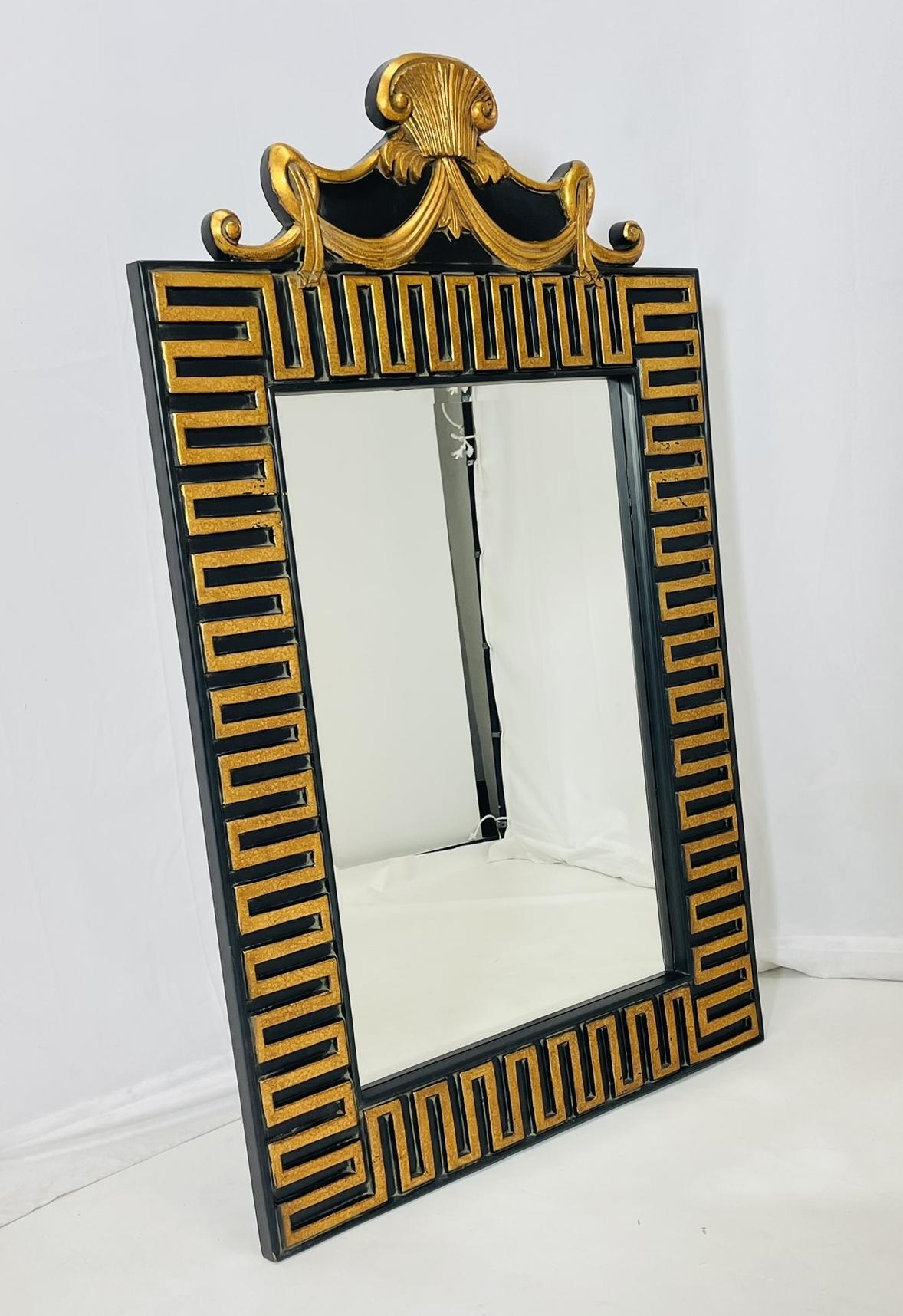 Ajoutez une touche d'élégance intemporelle à votre espace avec ce superbe miroir Vintage Greek Key en bois massif avec dorure, attribué à Maitland Smith. Fabriqué avec une attention méticuleuse aux détails, ce miroir présente un design classique en