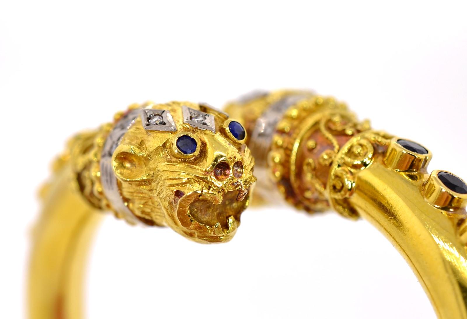 Vintage Greek Lion Gold Bangle Bracelet In Good Condition In Beverly Hills, CA
