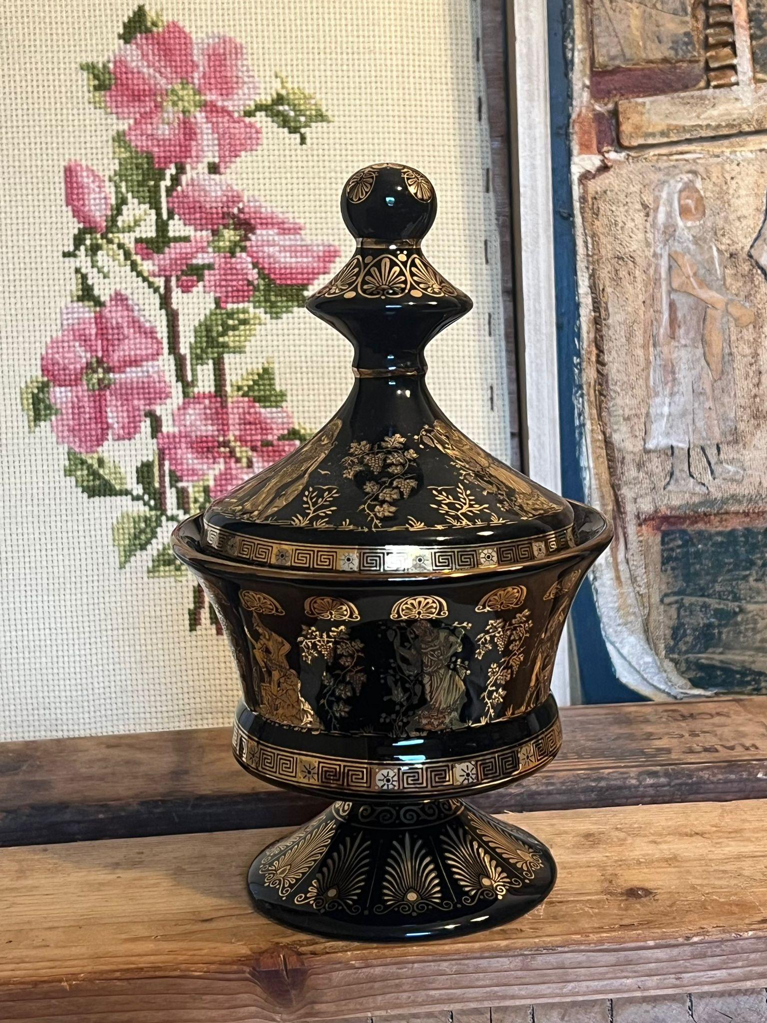 Ce plat présente des fissures mineures typiques des objets vintage d'occasion. Le Label indique qu'il s'agit d'or 24K, mais je ne peux pas confirmer cette information. Cette pièce a une belle patine et du caractère. Condition Vintage comme illustré.