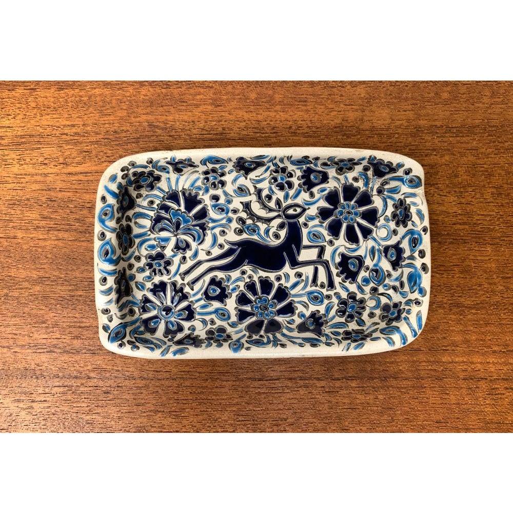 Vintage Greek Nassos Blue Handmade Ceramic Ashtray with Deer and Flower Ornament from Rodos Ceramics, in Very Good conditions. Designed 1970 to 1979 This piece has an attribution mark.

Additional information:
Materials: Ceramic
Color: Blue
Country