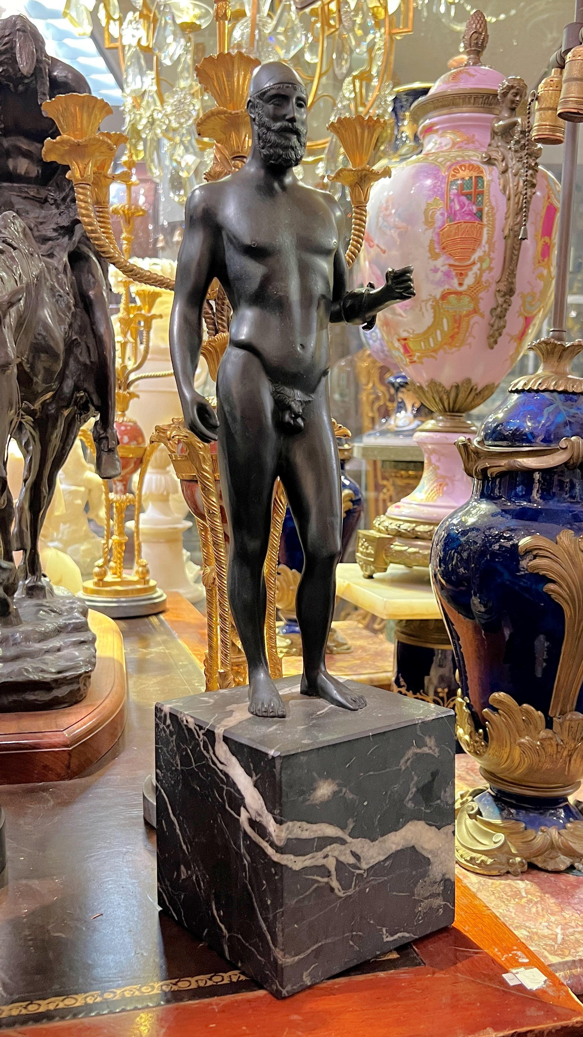 Vintage (Mitte des Jahrhunderts) Grand-Tour-Bronzefigur eines Riace-Kriegers aus Italien mit dunkelbrauner Patina, montiert auf Marmorsockel.  21,25 Zoll Gesamthöhe.

Die originalen lebensgroßen so genannten Riace-Krieger sind zwei lebensgroße