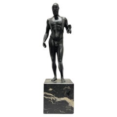 Escultura de bronce de un guerrero griego vintage