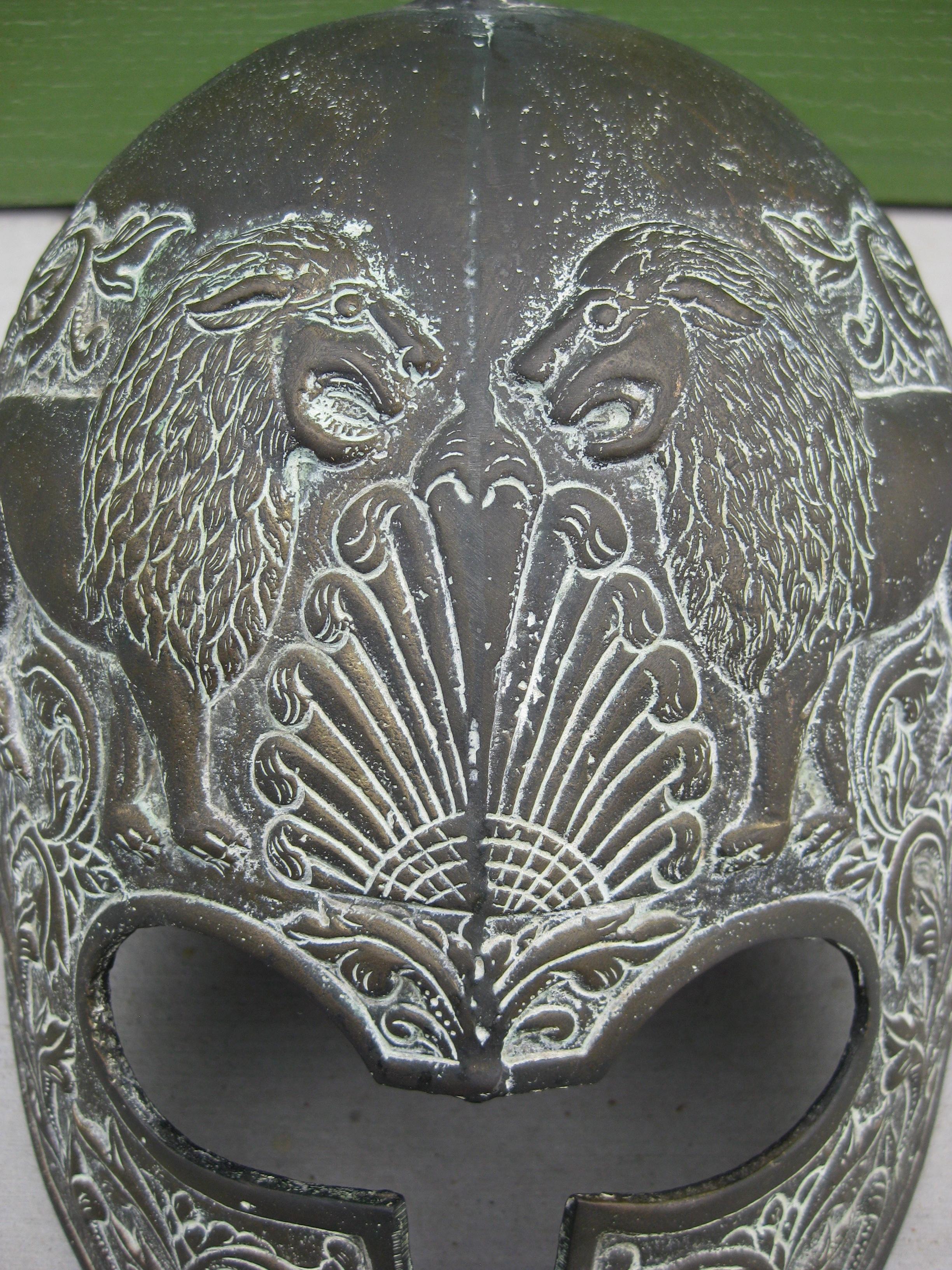 Griechisch-römisches, dekoratives, handgefertigtes Vintage-Vitrinehelm-Modell aus Bronze in voller Größe (Handgefertigt) im Angebot