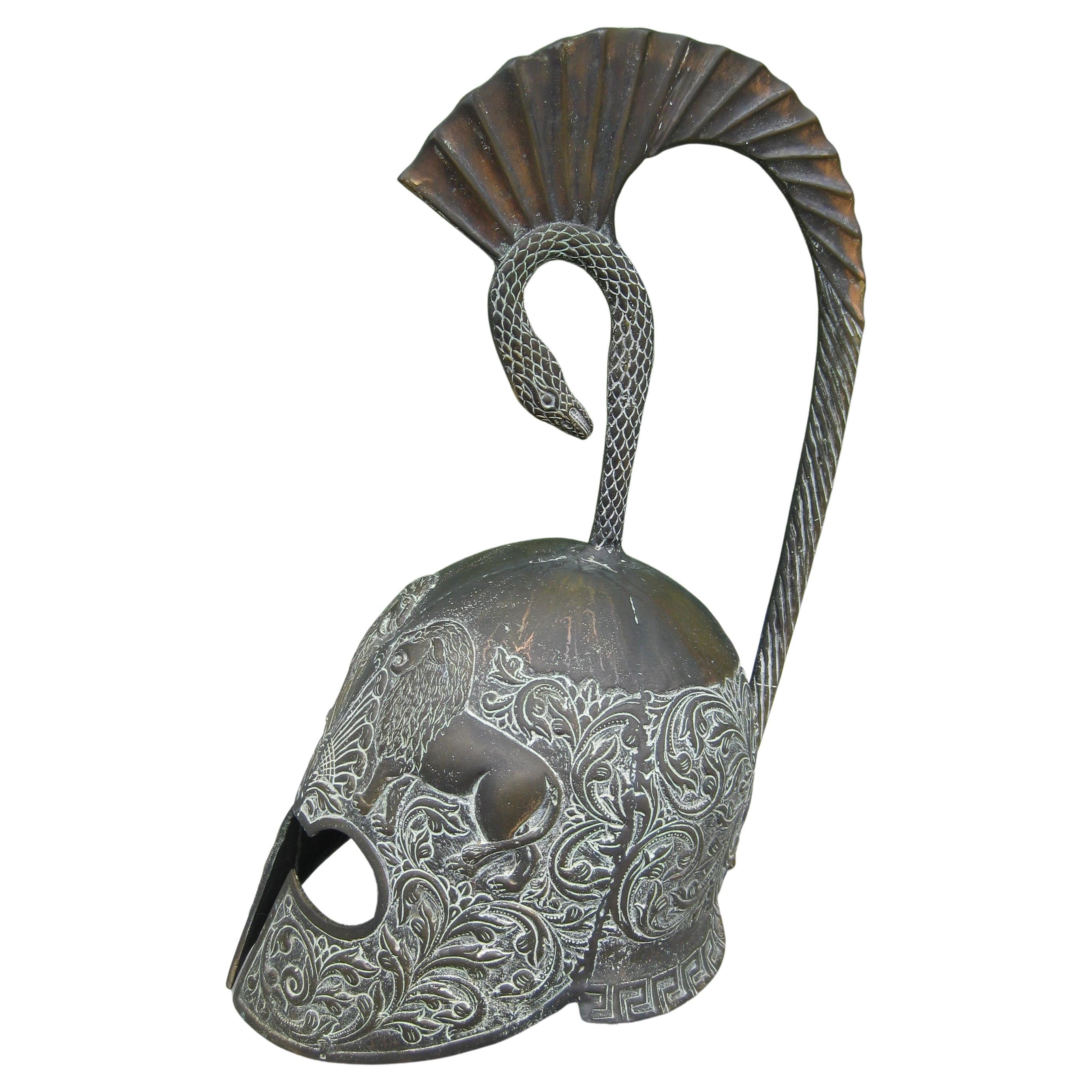 Griechisch-römisches, dekoratives, handgefertigtes Vintage-Vitrinehelm-Modell aus Bronze in voller Größe im Angebot