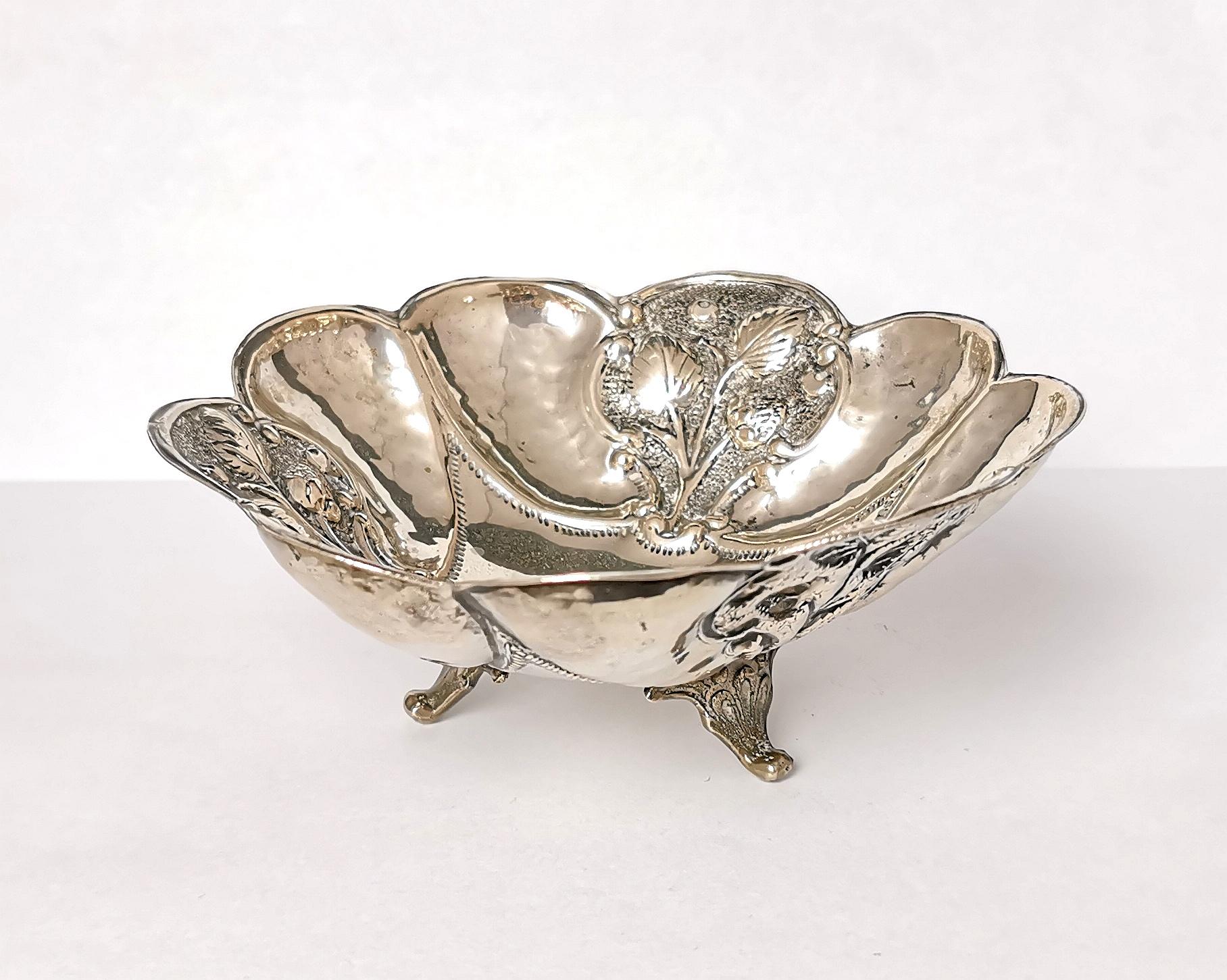 A beautiful Greek vintage sterling silver bowl or dish.

It has an attractive lobed shape and rim with repousse designs inside of foliate and flora.

It stands raised on three curved feet.

This would make a perfect centrepiece bowl, it is