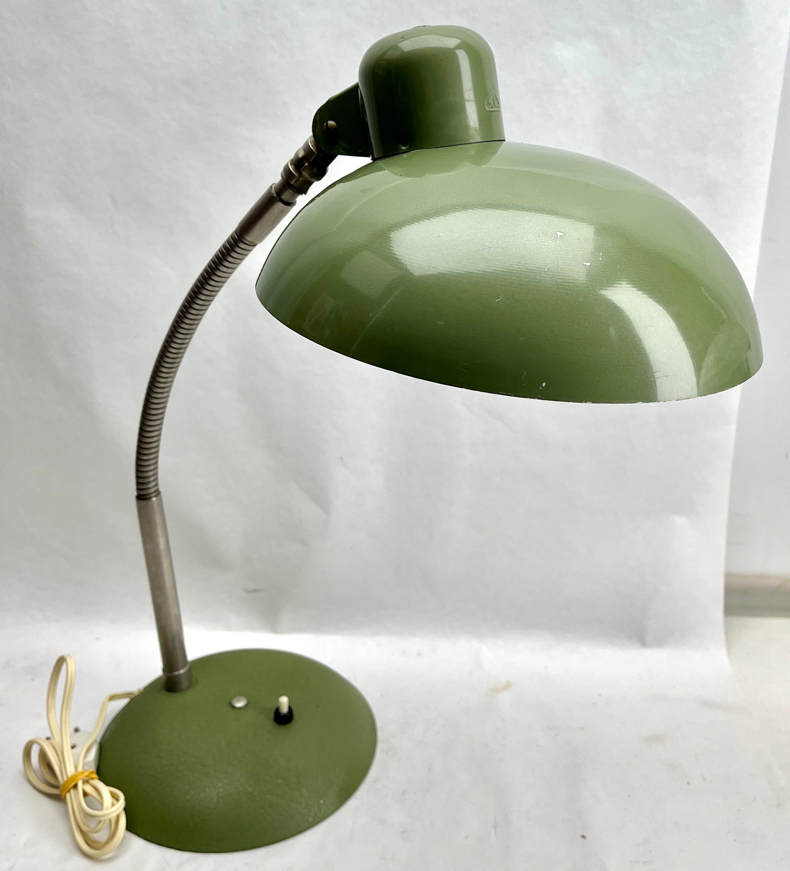 Lampe de bureau ajustable verte vintage signée par SIS, années 1950 en vente 2