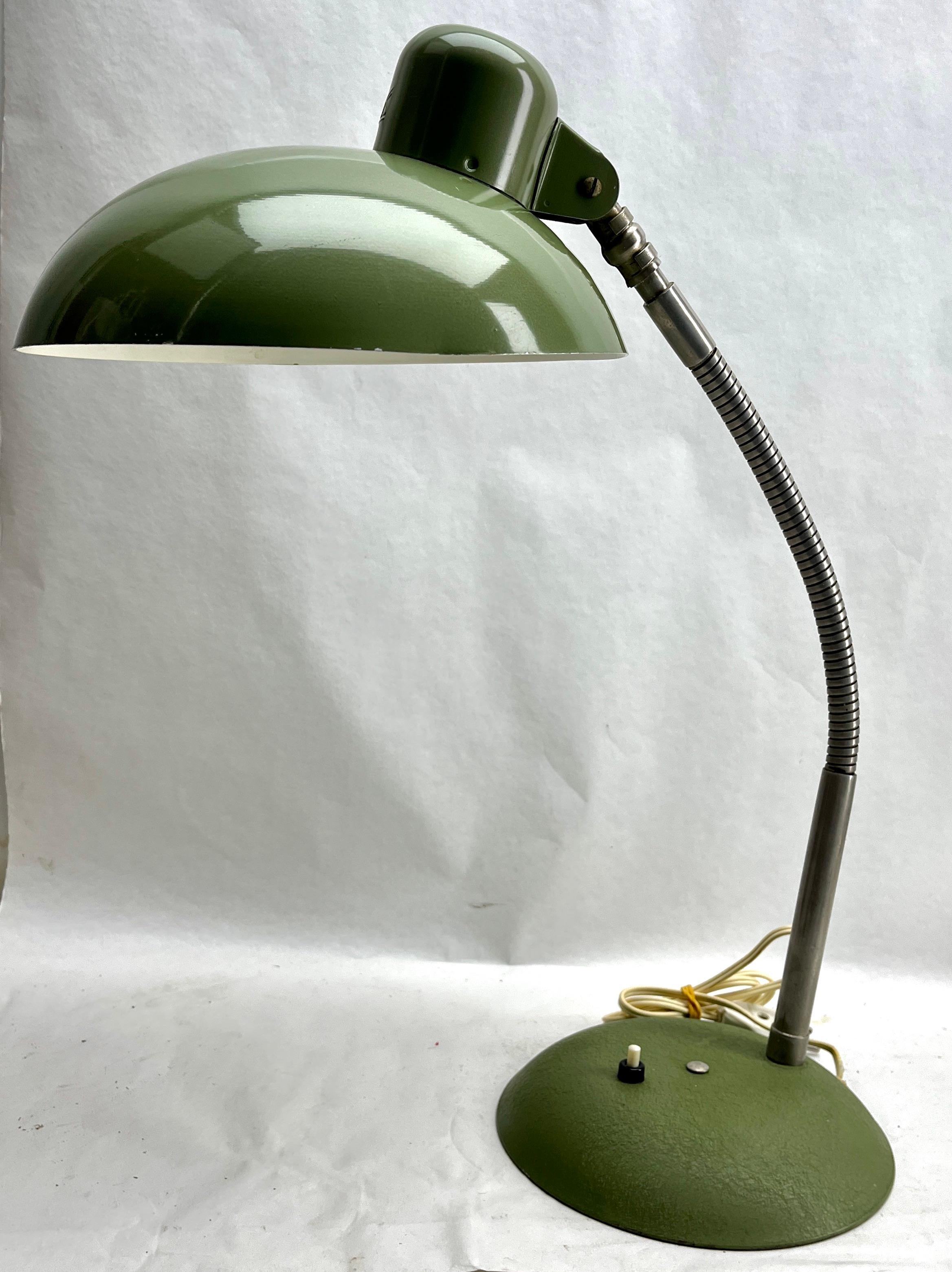 Design/One classique et compact, cette lampe de bureau à spot réglable a été produite par SIS, Allemagne, dans les années 1950.
Le pied est en métal et le bras flexible a une patine chromée, la lampe est en bon état.

La photographie ne parvient pas
