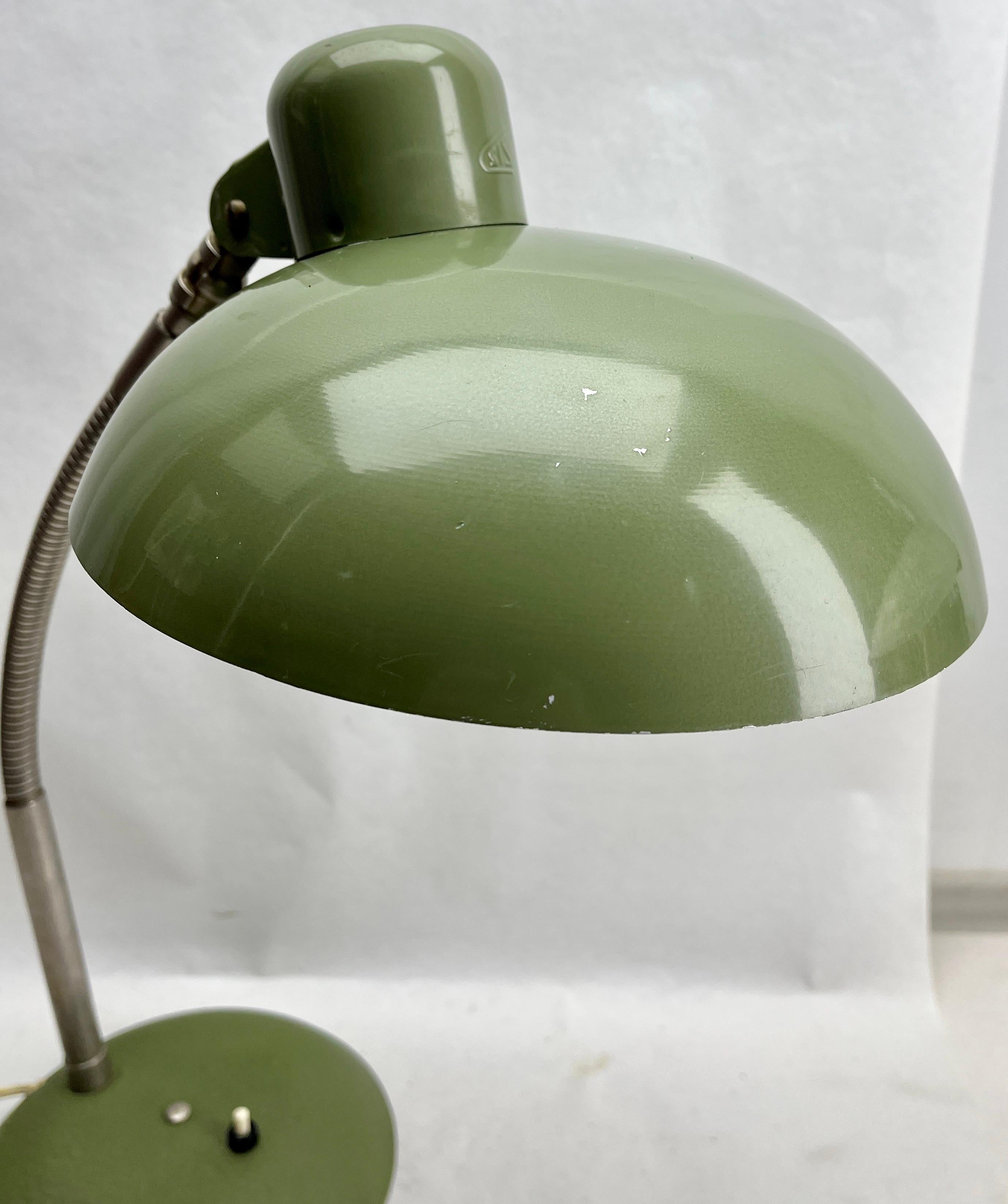Fait à la machine Lampe de bureau ajustable verte vintage signée par SIS, années 1950 en vente