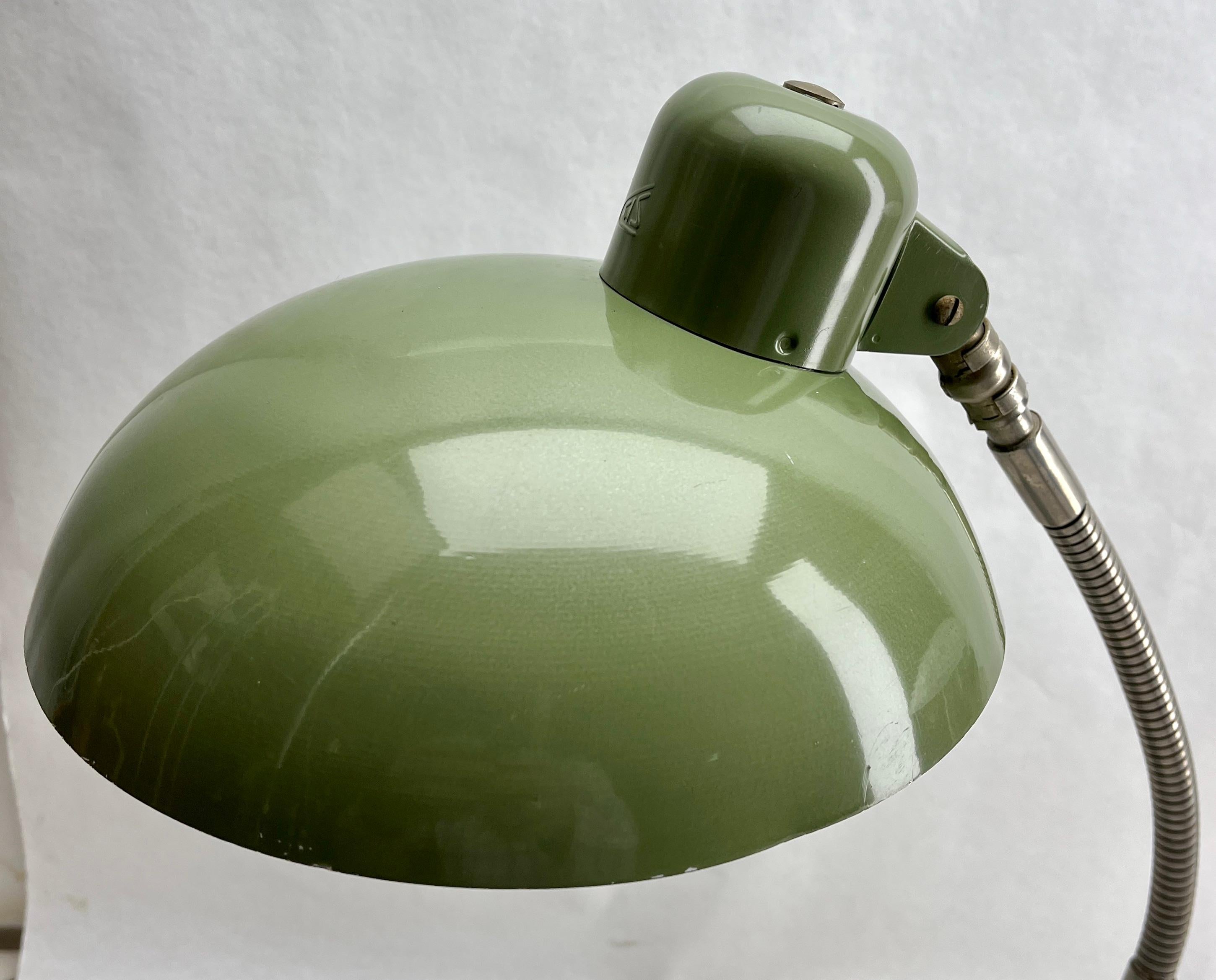 Lampe de bureau ajustable verte vintage signée par SIS, années 1950 Bon état - En vente à Verviers, BE