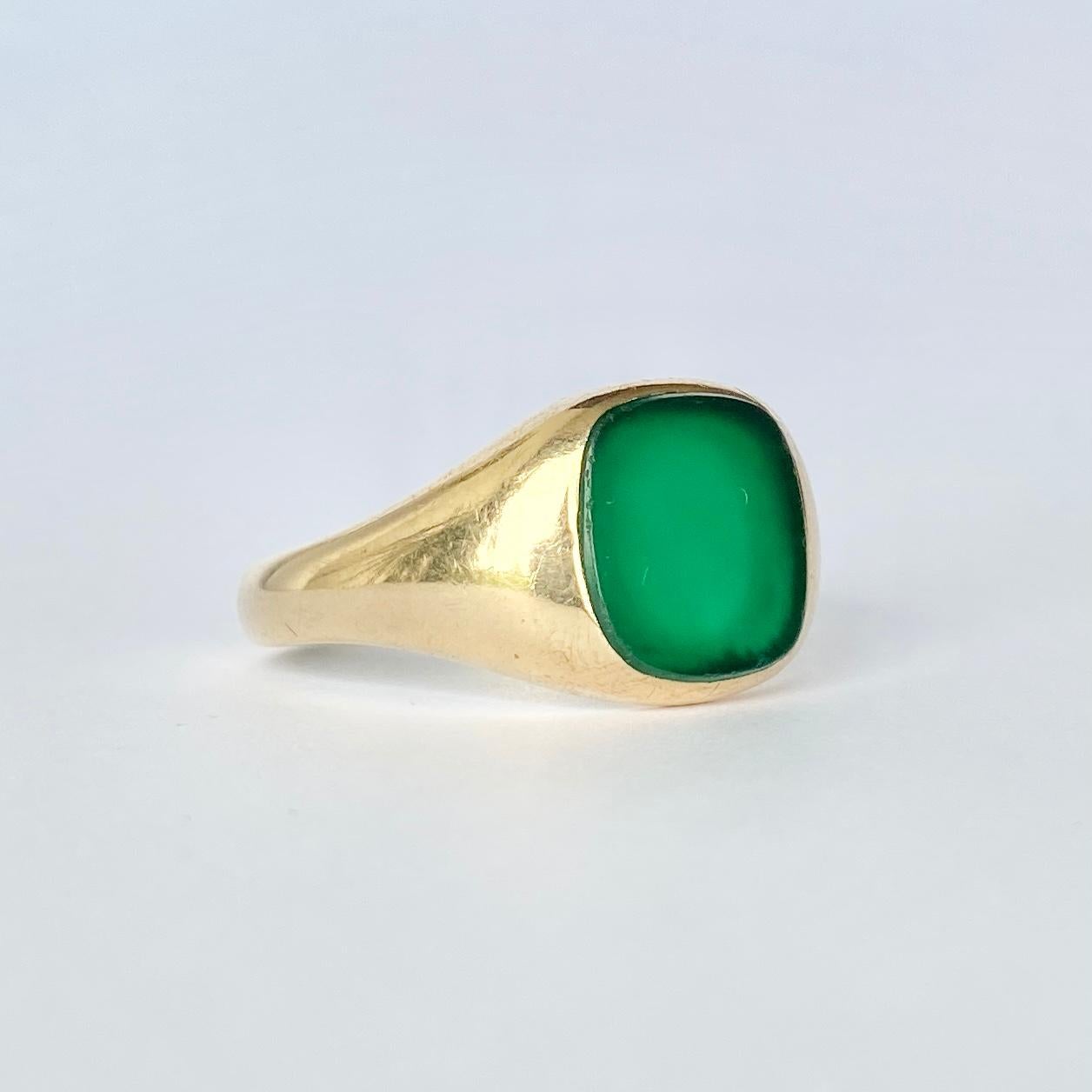 This gorgeous signet ring holds a deep green agate in a smooth gold setting. Fully hallmarked Sheffield 1971 and modelled in 9ct gold. 

Ring Size: Y 1/2 or 12 1/4
Stone Dimensions: 11.5x11mm 

Weight: 7g