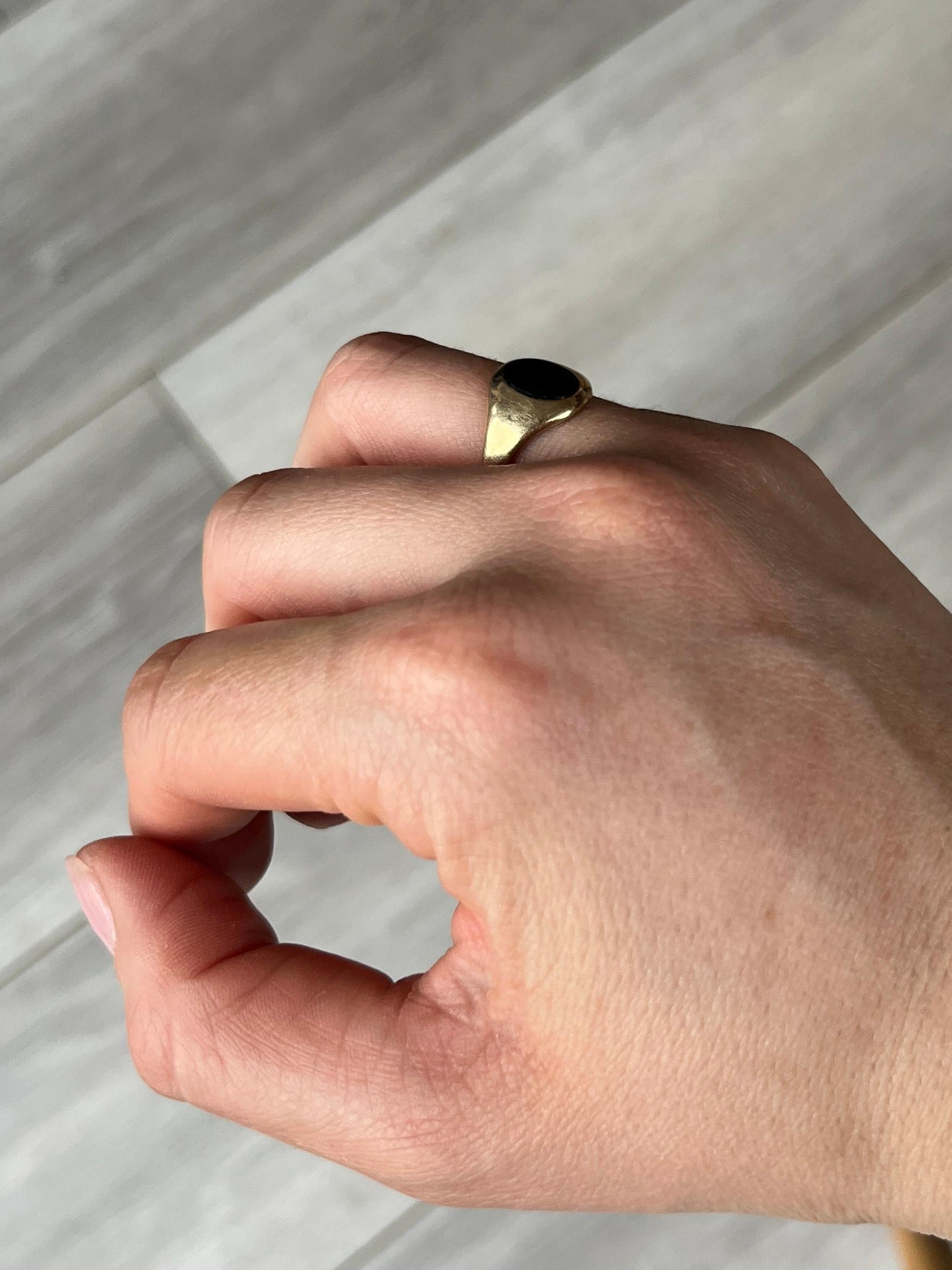 Dieser prächtige Siegelring enthält einen tiefgrünen Achat in einer glatten Goldfassung. 

Ring Größe: M oder 6 1/4 
Stein Abmessungen: 9x7mm 

Gewicht: 2,4 g