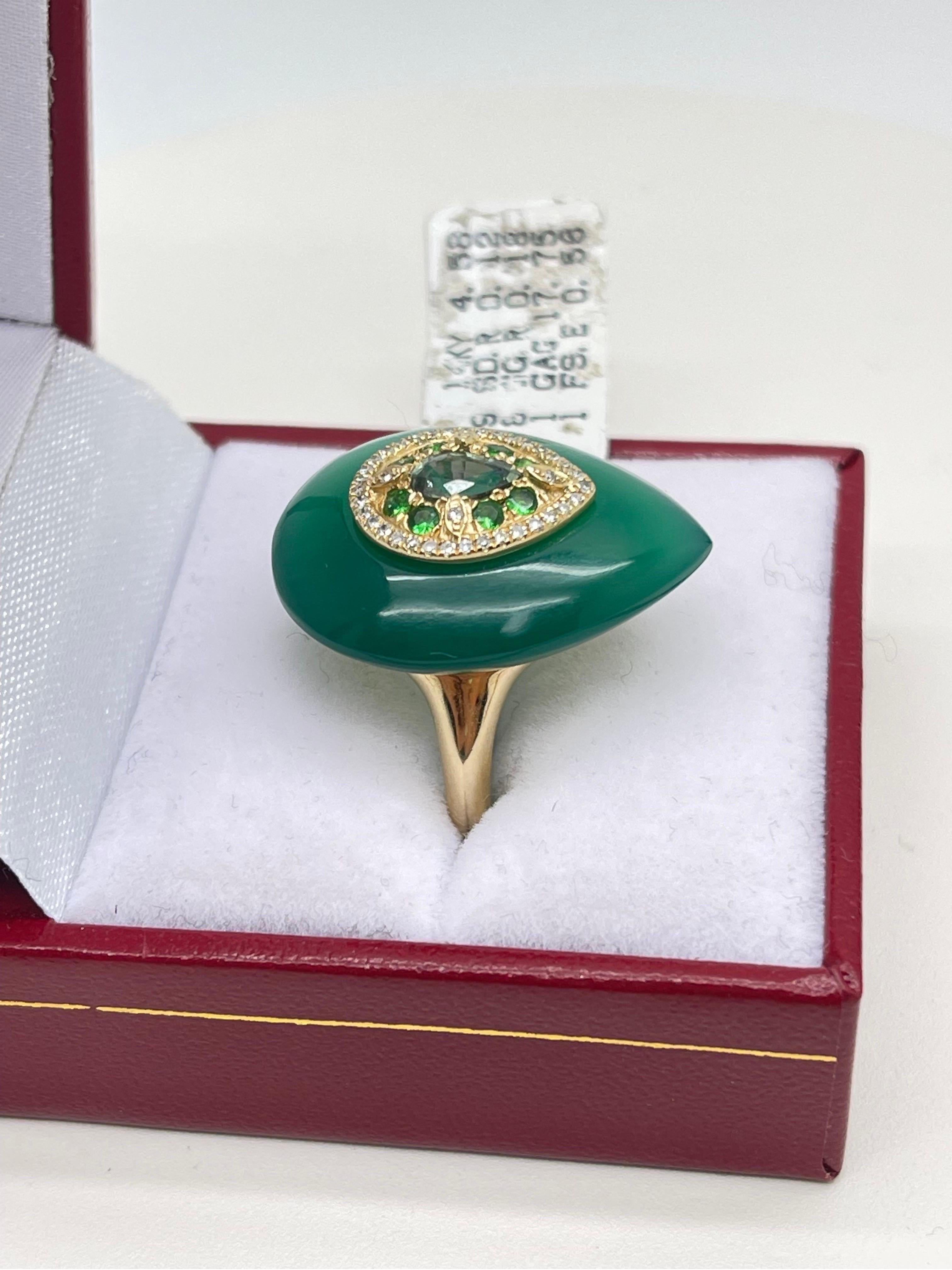 Vintage Green Agate, Emerald, Diamond & Green Garnet Ring In 14k. Size 6.5.

- 39 round cut diamonds 0.12 tcw,

- 8 green garnets 0.18 tcw,

- 1 green agate 17.75 tcw,

- 1 emerald 0.56 tcw