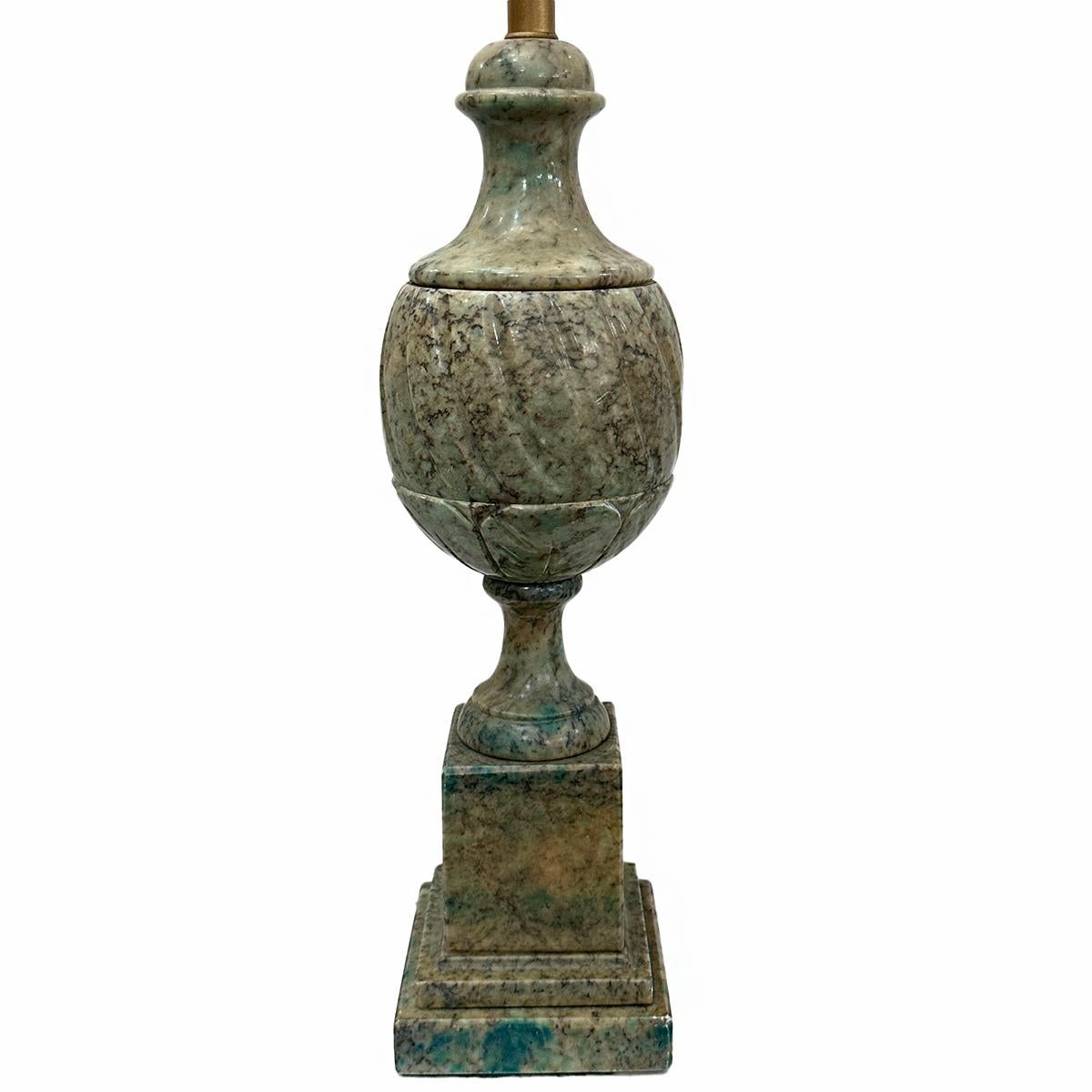 Una lampada in alabastro italiana degli anni '50 circa.

Misure:
Altezza del corpo: 20
Altezza del paralume: 32