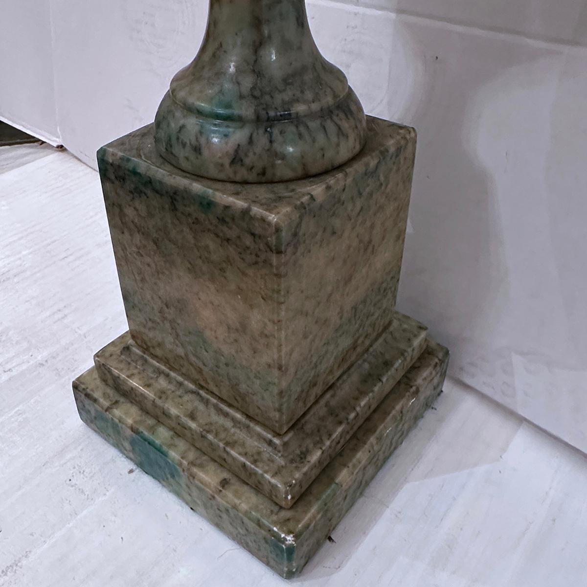 Metà XX secolo Lampada in alabastro verde vintage in vendita