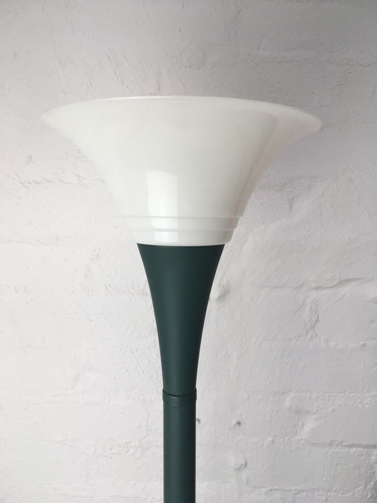 Grüne und schwarze IKEA-Torchiere-Stehlampe, Vintage, 1980er Jahre (Postmoderne) im Angebot