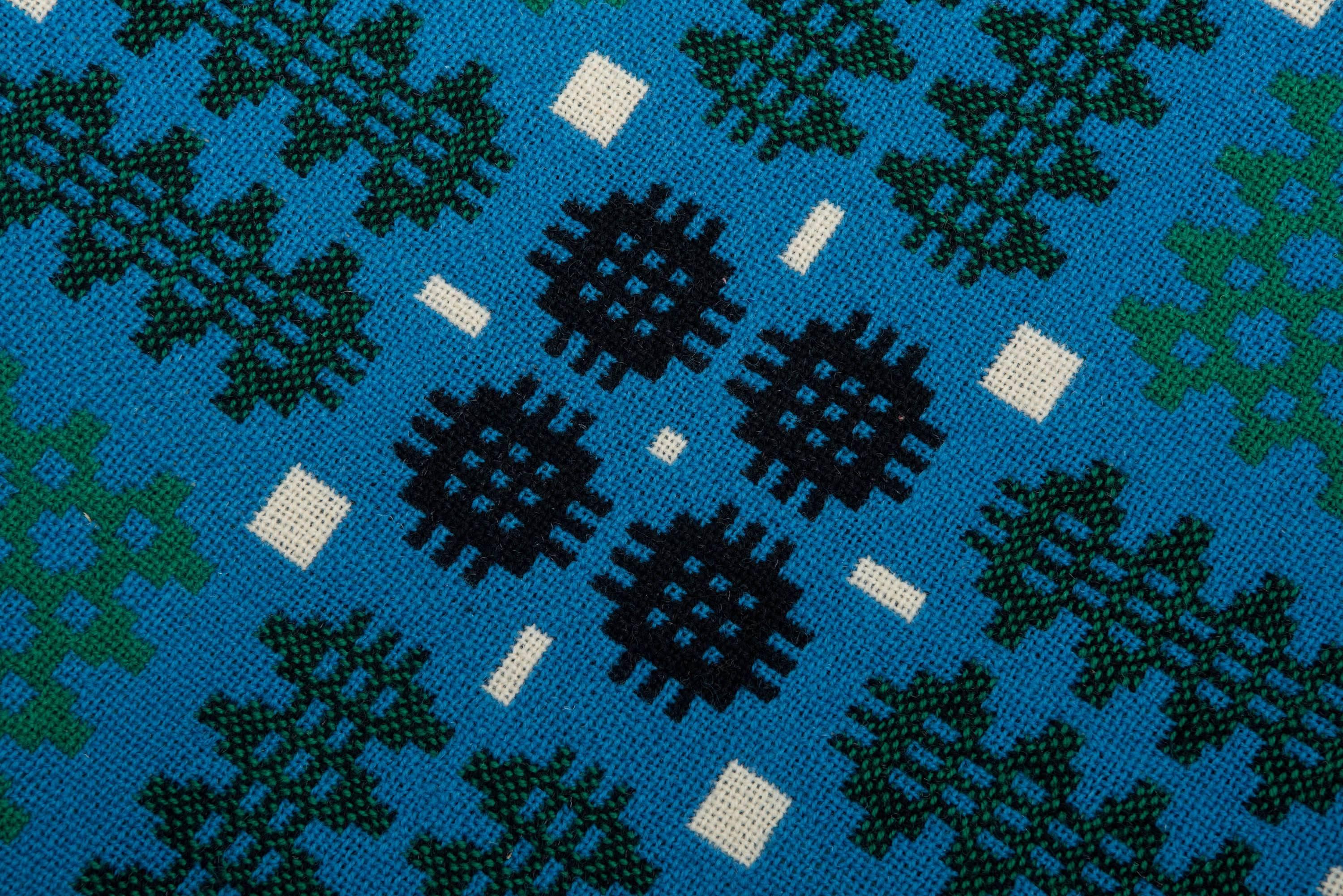 A vintage welsh double blanket.
Caernarvon pattern. Blue and green
Trefriw Mill,
circa 1970
Measures: 100cm x 93cm.
 