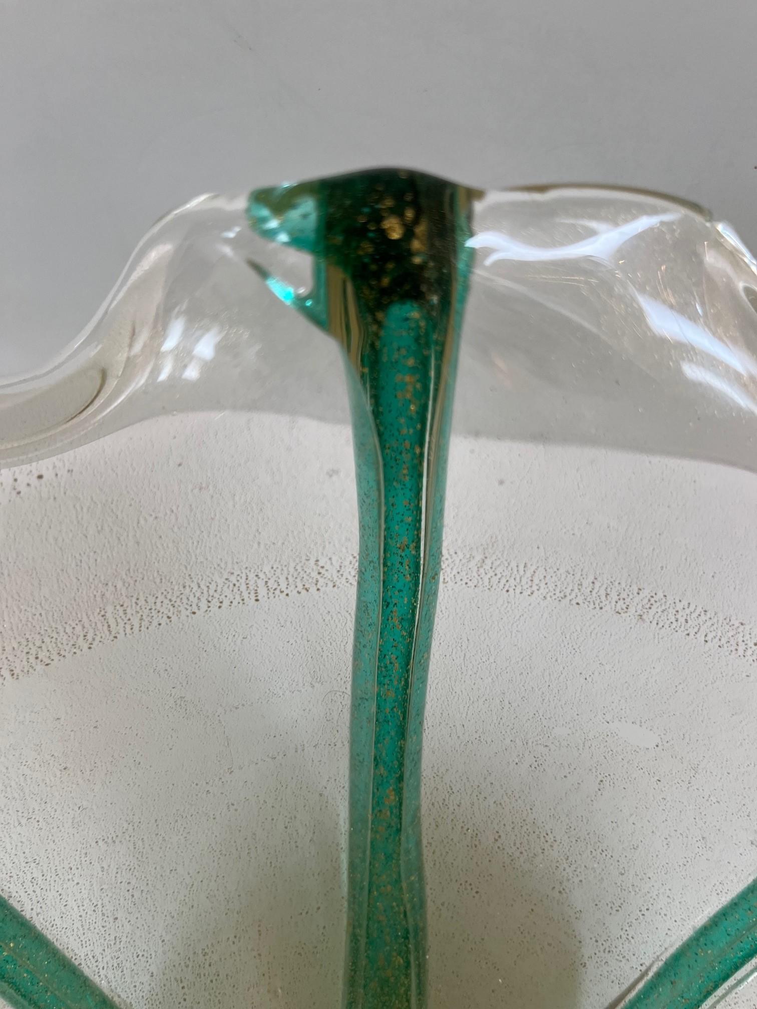 Vintage Schale aus klarem, goldfarbenem und grünem Murano-Glas, mit Seilen aus grünem Glas, die die Tüllen mit dem Boden verbinden, entworfen von Archimede Segu so 