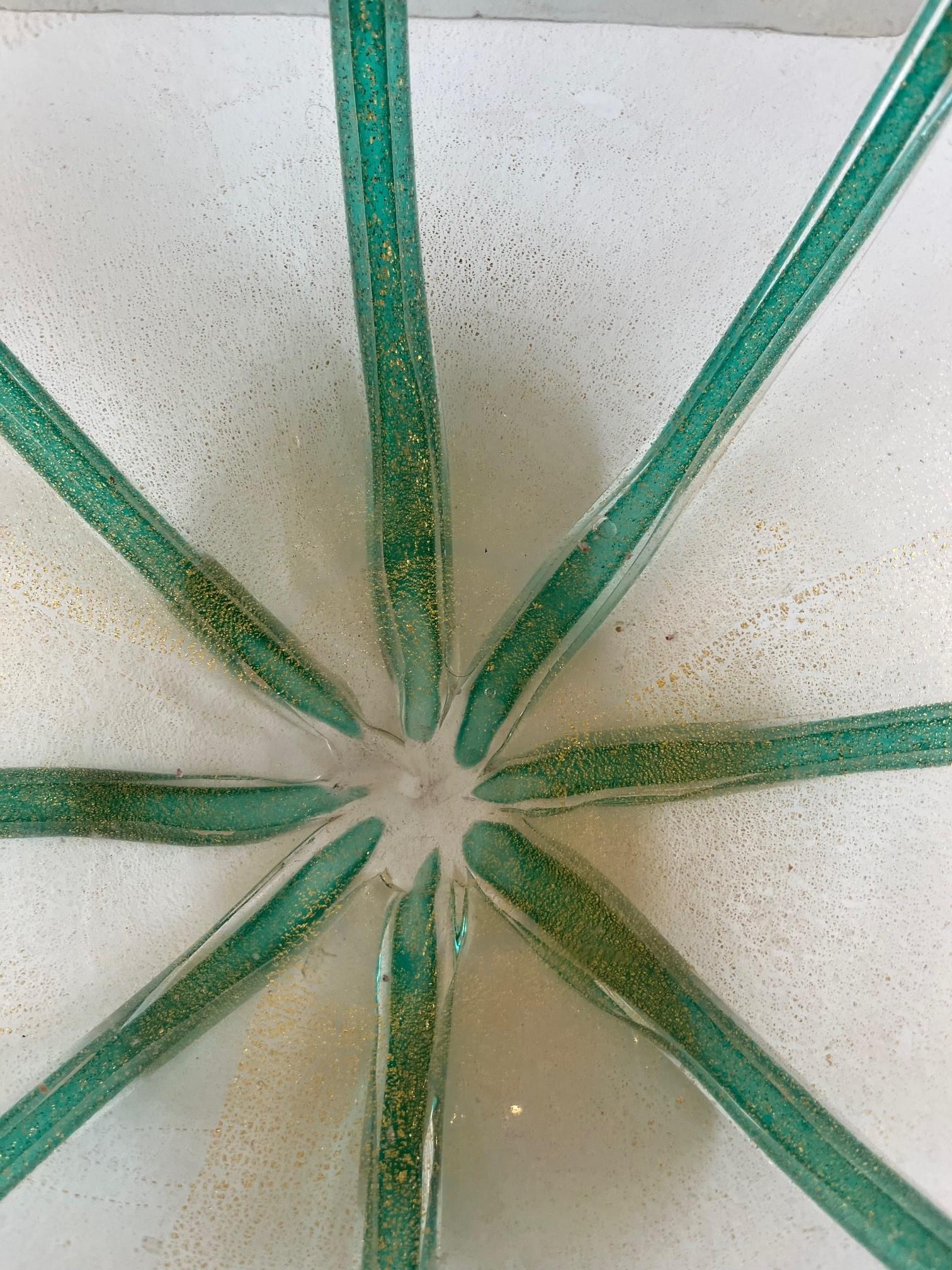 Vintage-Schale aus grünem und klarem Murano-Glas (Geschnitzt) im Angebot