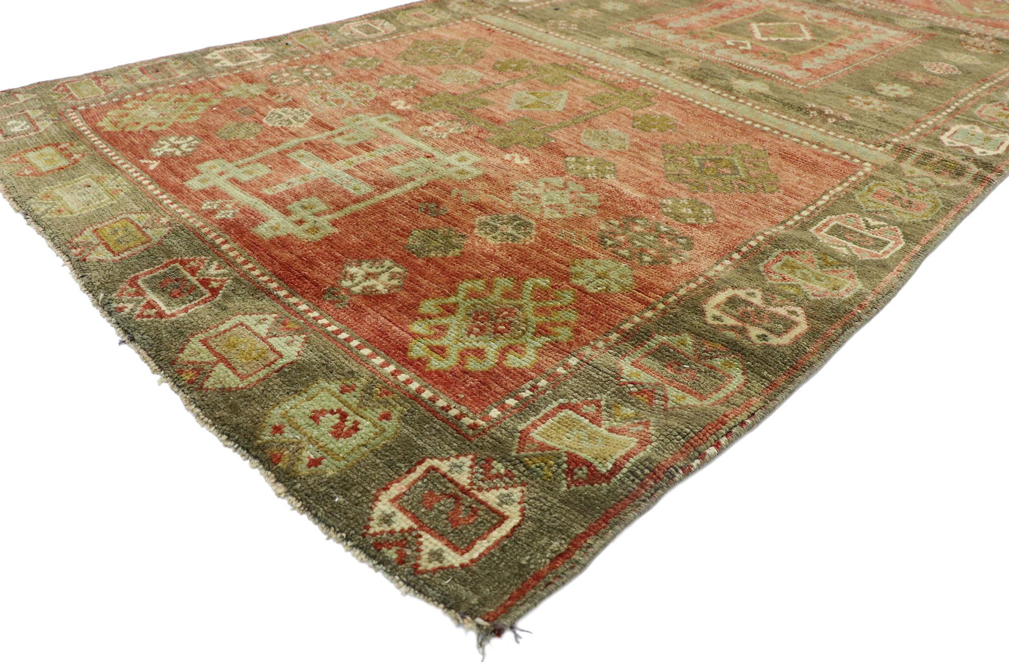 52770 Alfombra Turca Oushak Vintage Corredor, 03'07 x 14'06. Esta alfombra turca Oushak vintage es una muestra magistral de artesanía tradicional, con una disposición dinámica de colores y símbolos que entretejen la rica historia de la cultura de