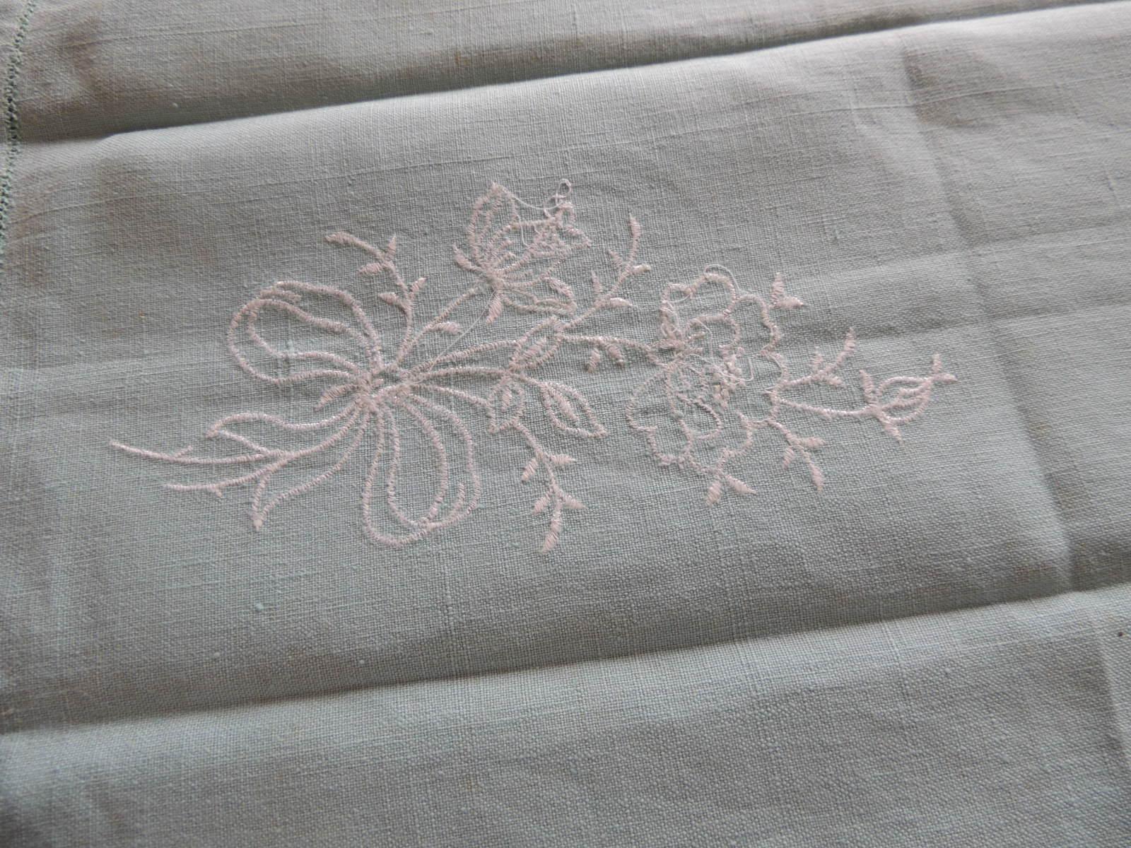 Vintage green and white embroidered flower linen guest towel
Size: 18 x 11 x 0.03
1990's
USA.