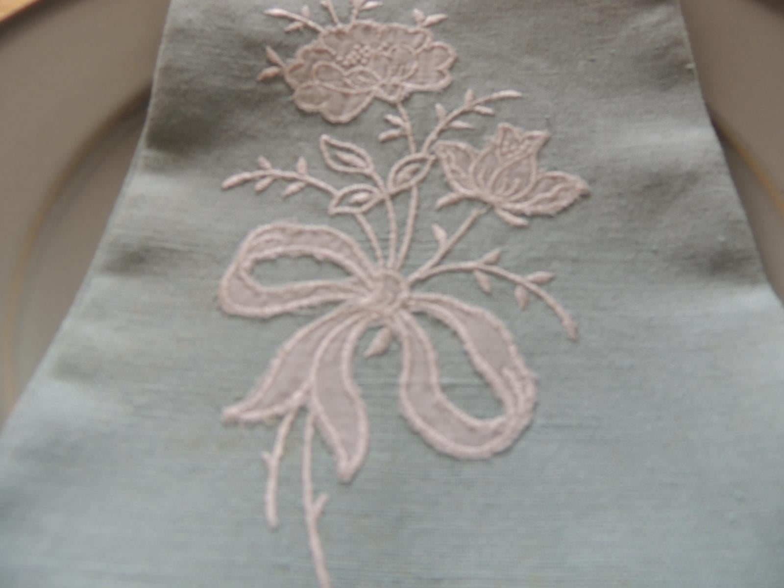 Vintage Green and White Embroidered Flower Linen Guest Towel In Good Condition For Sale In Oakland Park, FL