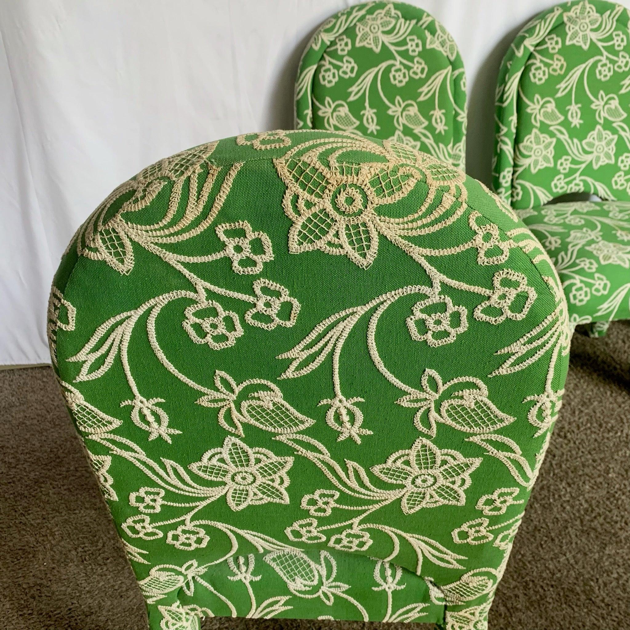 Les chaises Parsons Vintage Green Floral apportent une élégance botanique et un charme vintage aux salles à manger avec des silhouettes Parsons intemporelles.
 

 Quelques décolorations sur le tissu comme le montrent les photos. 
 

 Nous vendons