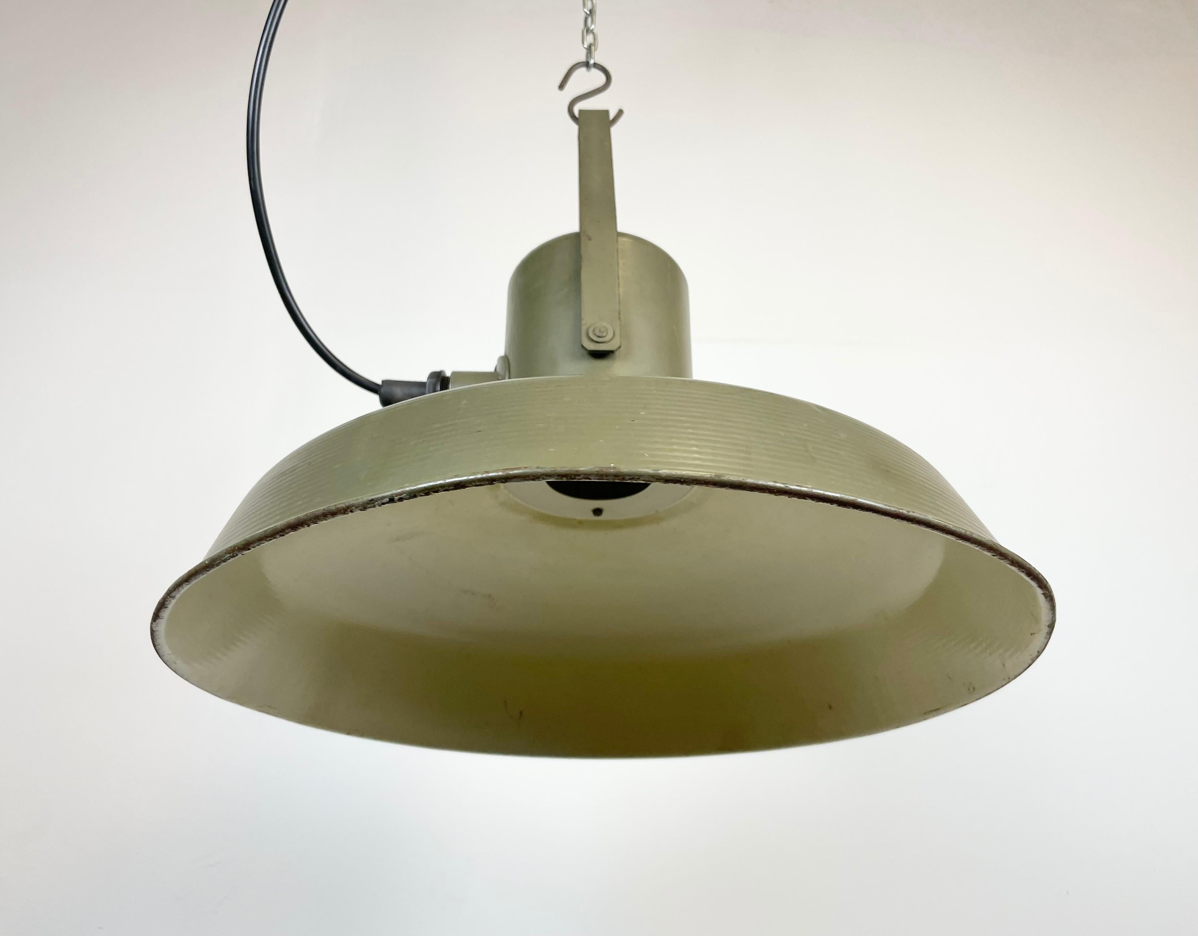 Vintage Green Army Pendant Lamp, 1960s For Sale 2