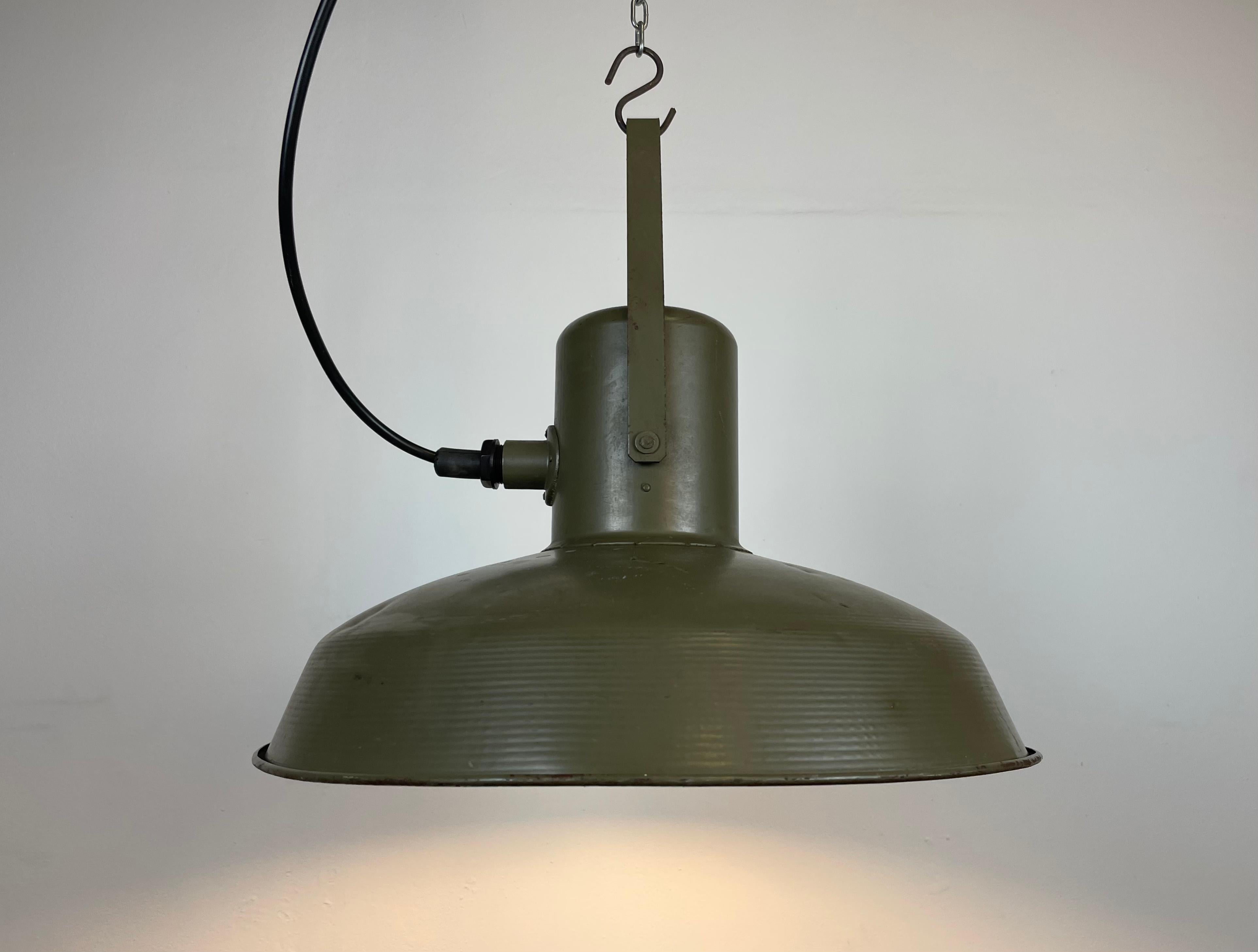Vintage Green Army Pendant Lamp, 1960s For Sale 3