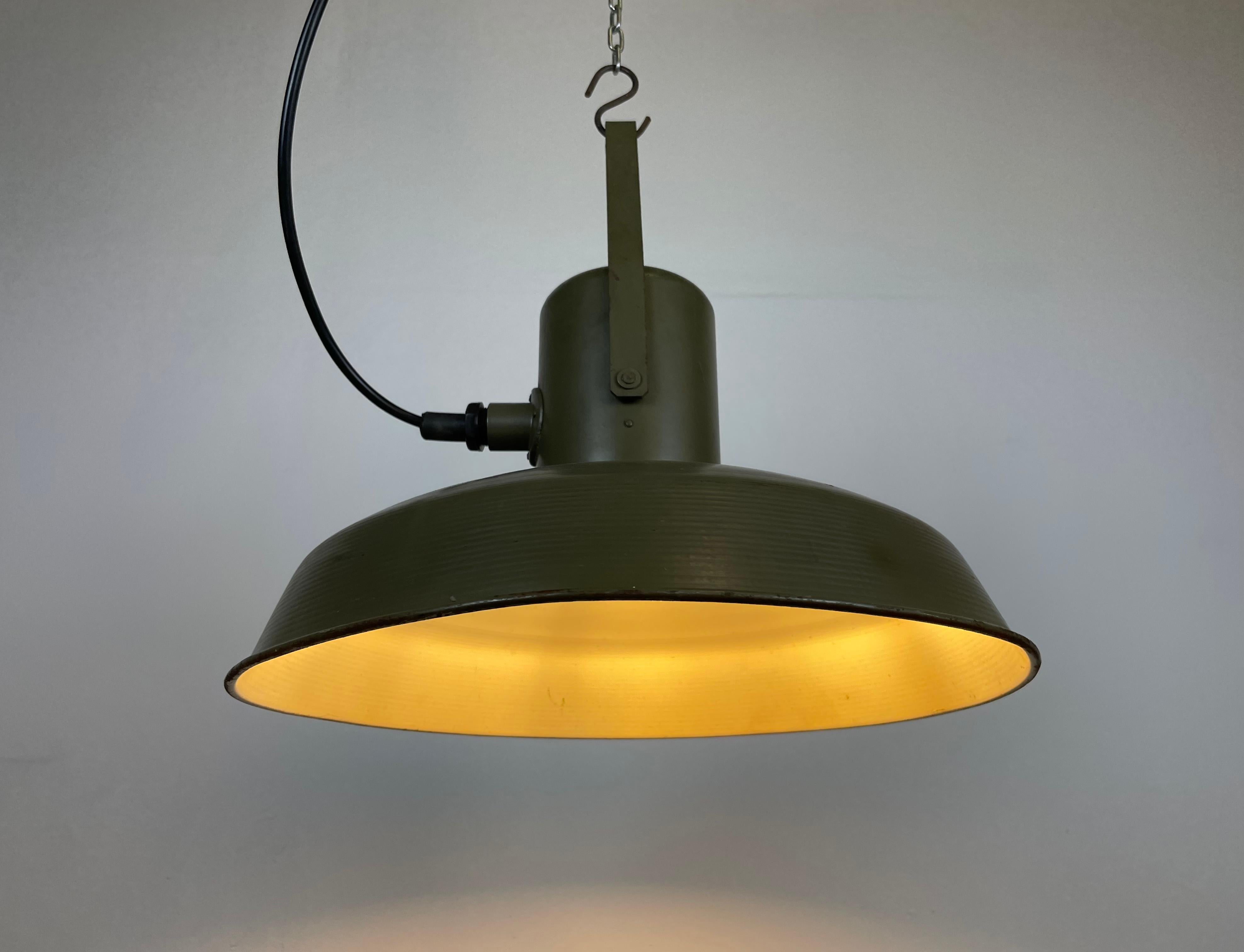 Vintage Green Army Pendant Lamp, 1960s For Sale 4