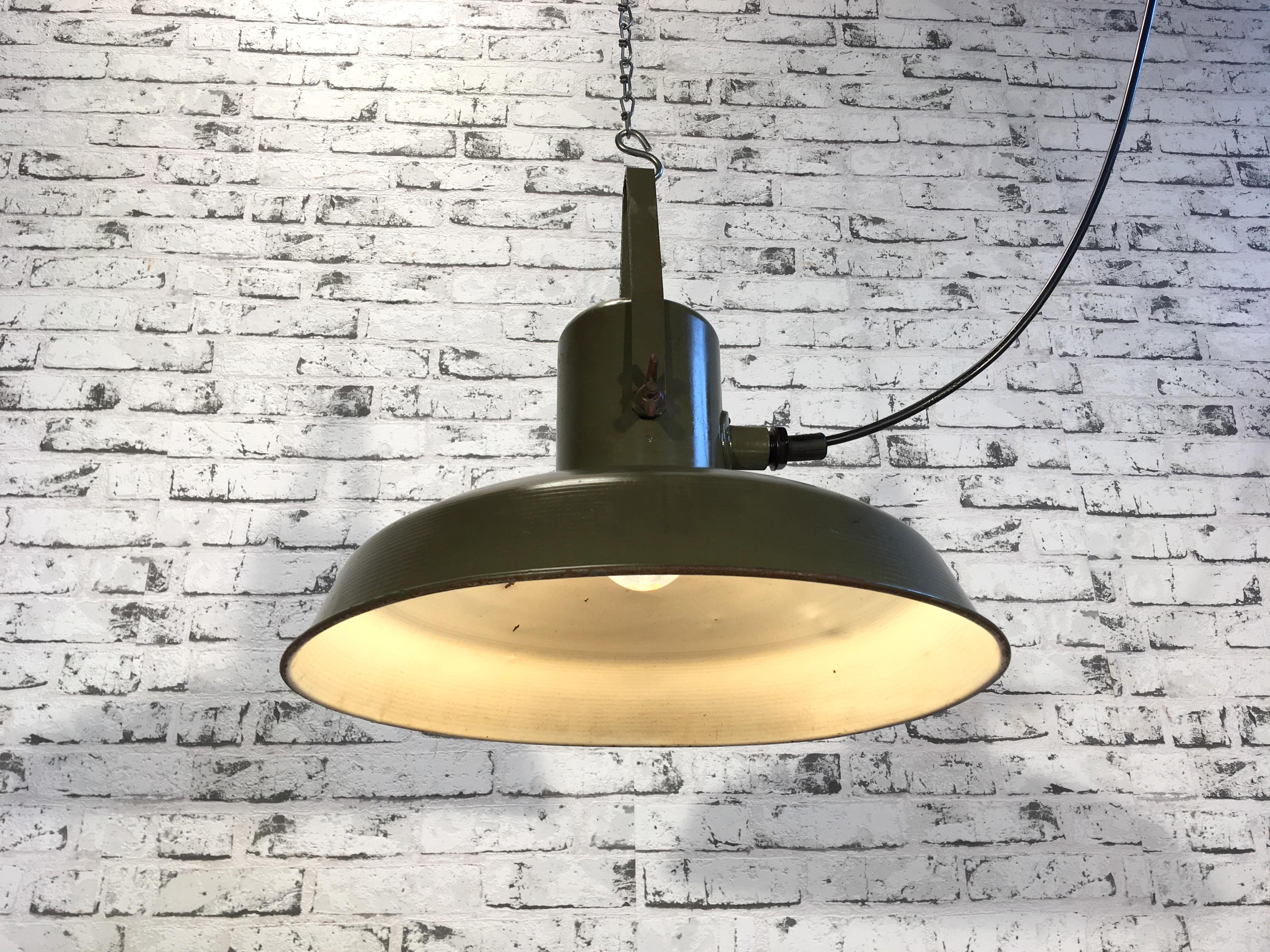 Vintage Green Army Pendant Lamp, 1960s In Good Condition In Kojetice, CZ