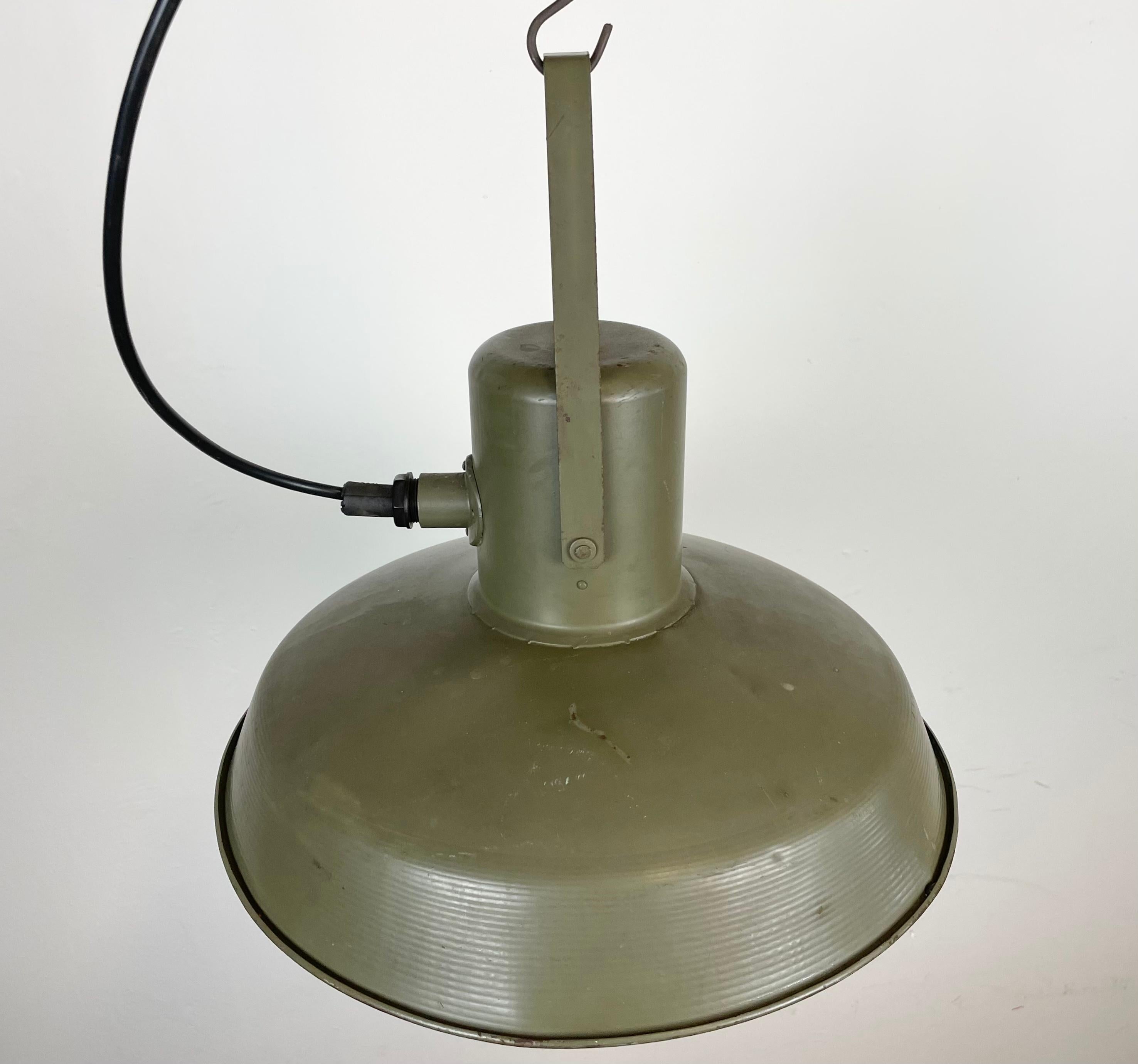 Vintage Green Army Pendant Lamp, 1960s For Sale 1