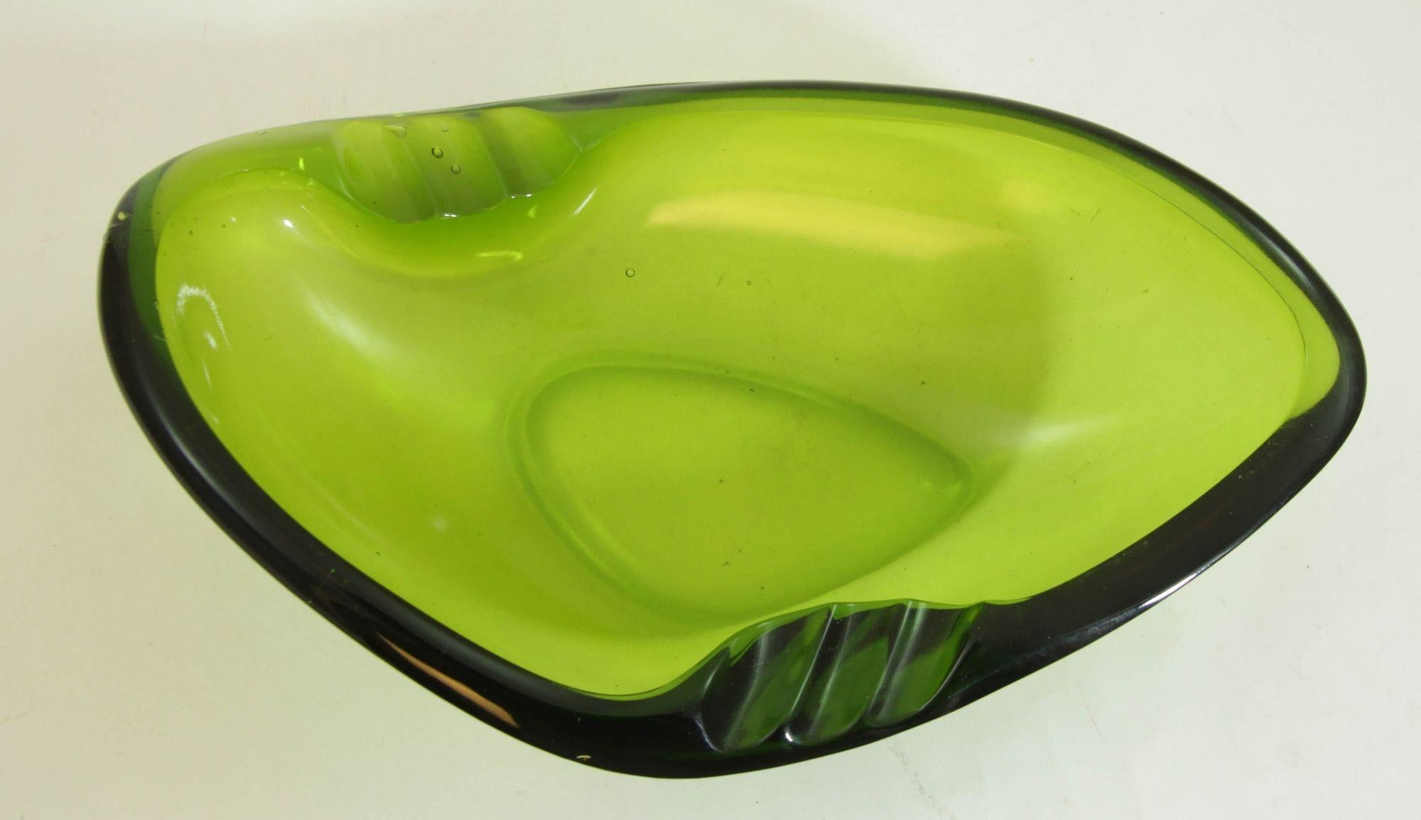 Vintage Green Art Glass Teardrop Boomerang Shape Ashtray 1960s 3