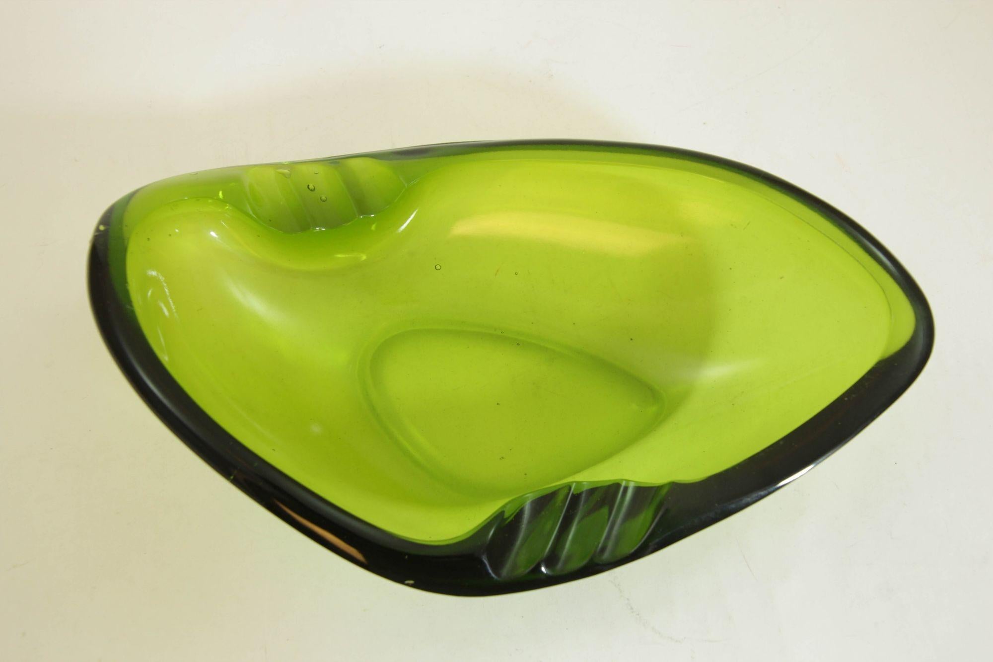 Vintage Green Art Glass Teardrop Boomerang Shape Ashtray Mid Century.
Modernist Mid Century Green Freeform Retro Glass Ashtray Trinket dish.
Dimensions: Length 9.75 